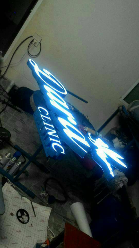 อักษรไฟและกล่องป้ายไฟ