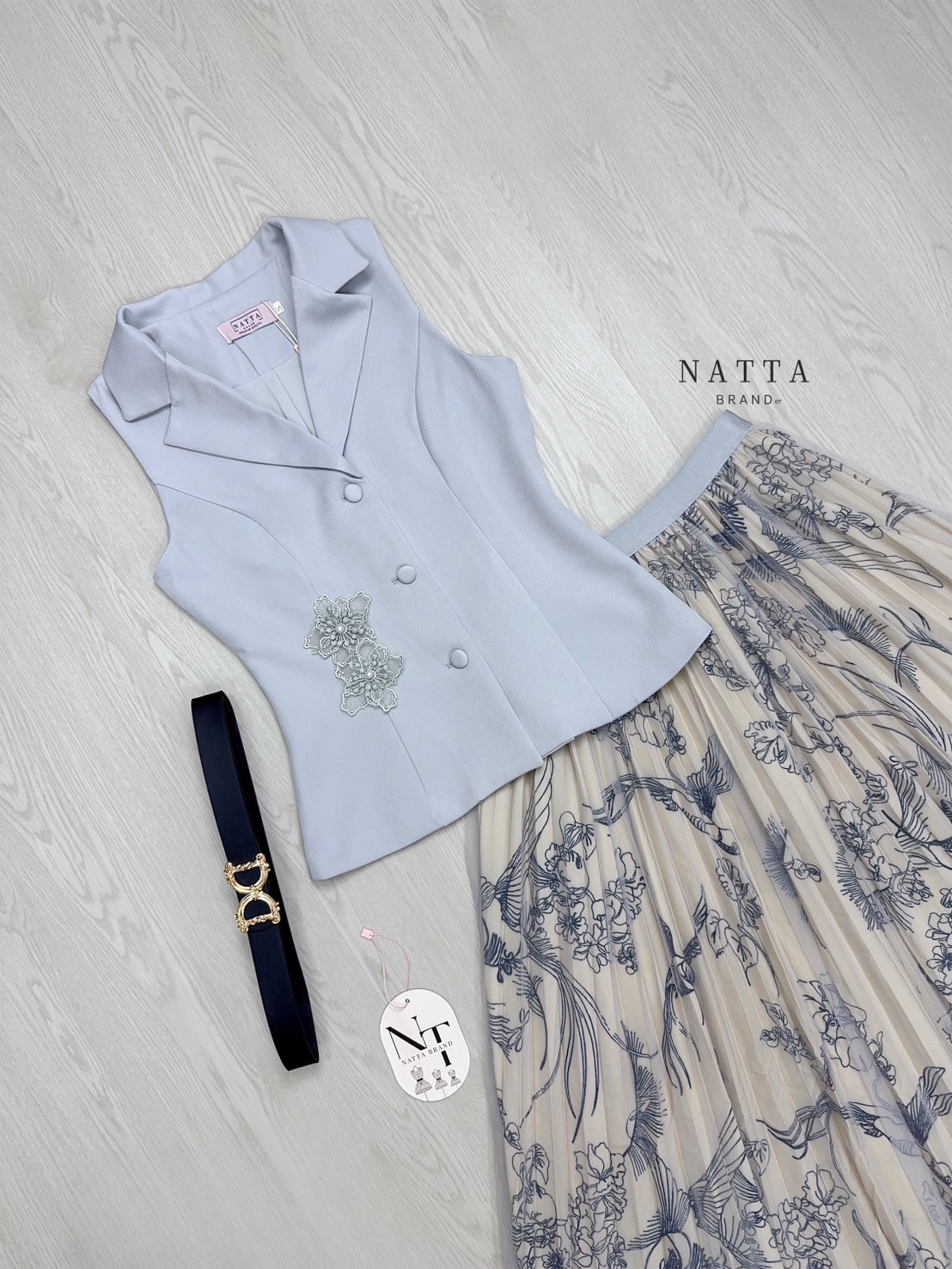 ชุด Set 3 ชิ้น เสื้อสูทสีฟ้าตุ่น ติดกระดุมด้านหน้า แต่งดอกไม้เพิ่มลูกเล่นมากขึ้น มีเข็มขัดสีดำมาให้ในชุด +กระโปรงซับในลายสีเทาตัดสีครีม แต่งผ้ามุ้งสีเทาอ่อน เก๋มากค่า เอวยางยืดใส่สบาย ซับในอย่างดี