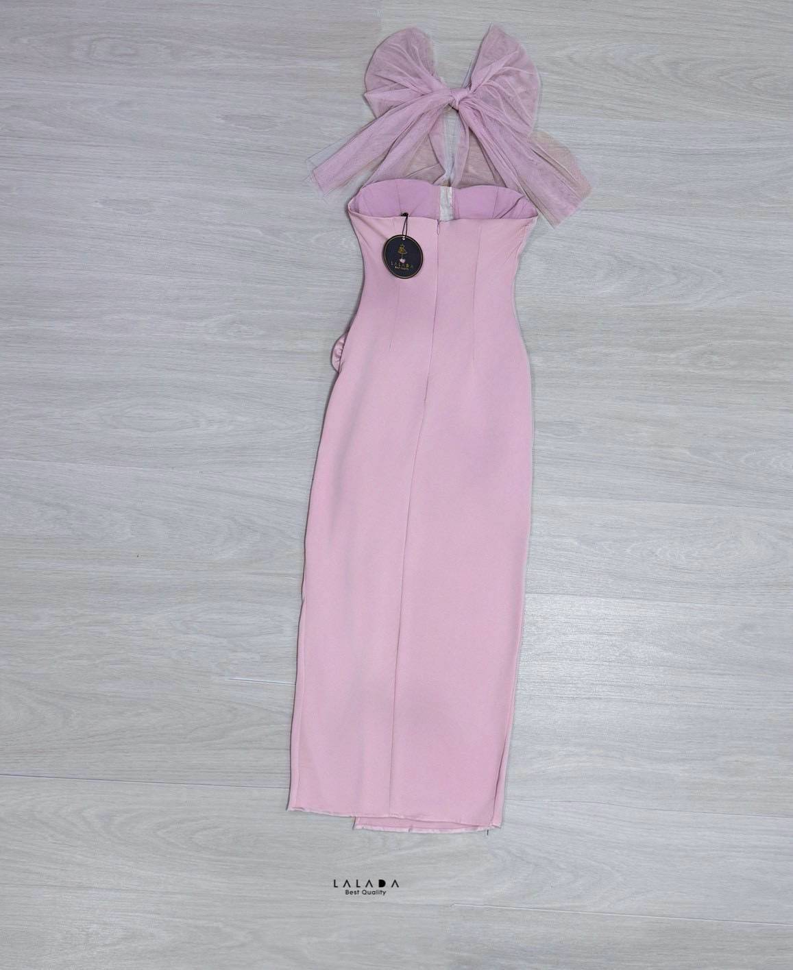 maxi dress เรียบหรู คล้องคอช่วงอกแต่งผ้าซีทรู เสริมฟองน้ำ + เข็มกลัดติดได้ตามใจชอบ แต่งดอกไม้ช่วงเอว ผ่าหน้า งานซิปหลัง ตัดเย็บอย่างดี การันตีเลยค่ะ แนะนำเลยค่ะพี่ๆ