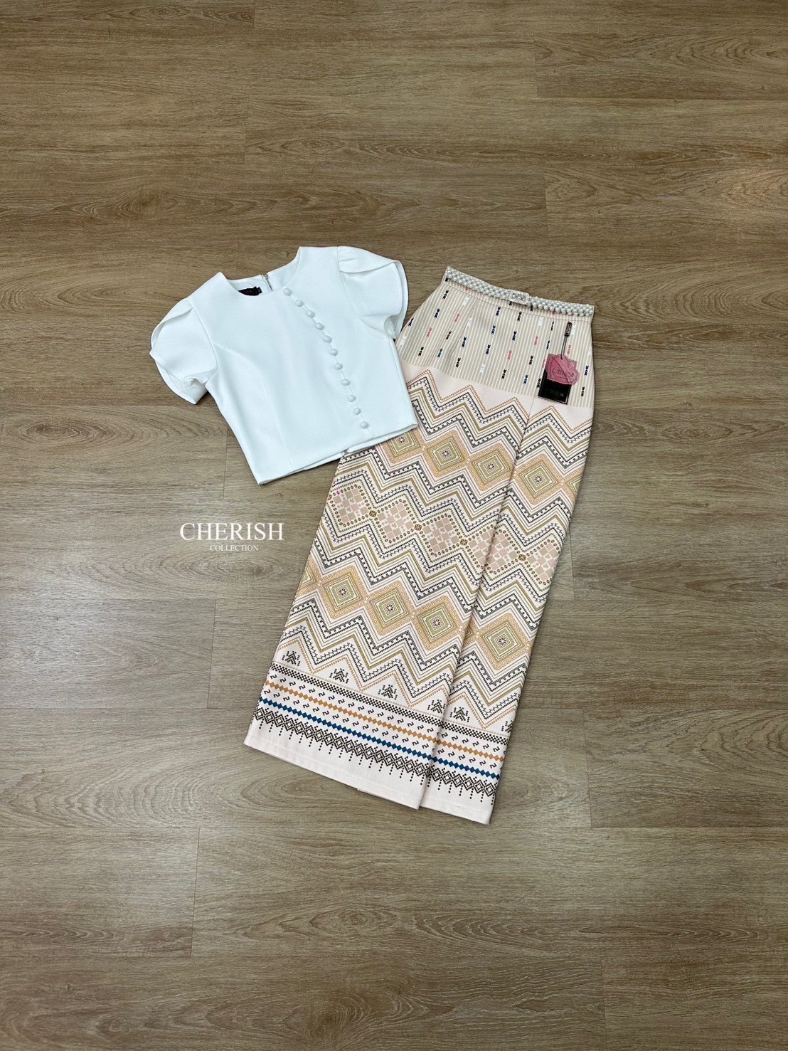 เช็ท 3 ชิ้น ชุดงานบุญ ชุดไทยหรือจะใส่เป็นธีมชุดเพื่อนเจ้าสาวก็เหมาะ ใส่ได้ทุก เทศกาล ดีเทล เสื้อคอกลม ซิปหลัง แต่งกระดุมเรียง เสื้อแขนทรงป้ายเสริมซับในอย่างดี ใส่คู่ผ้าถุงพิมท์ลาย เนื้อผ้าใส่สบาย มีเข็มขัด