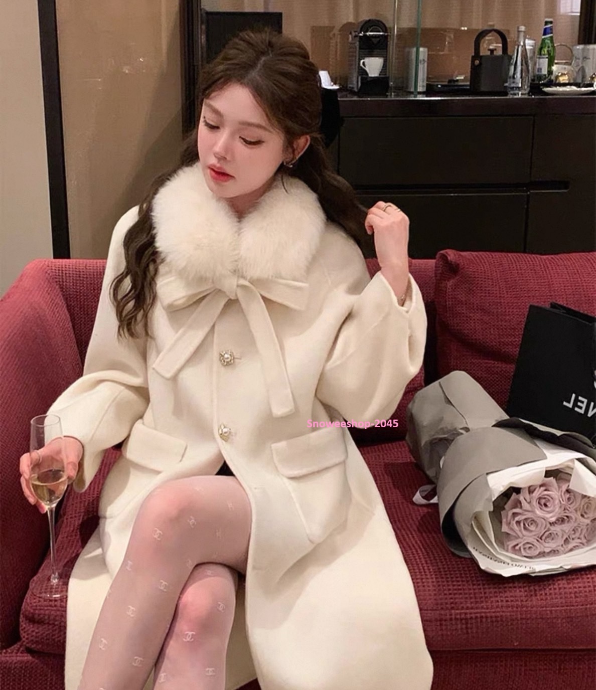 Winter Look ที่ทำให้คุณดูแพงแบบไม่ต้องพยายาม เสื้อโค้ทผ้าวูลพร้อมปกขนเฟอร์ สไตล์เฮปเบิร์นสุดคลาสสิค ผ้าทอหนา ไฮเอน ใส่แล้วอุ่นจริง ดีไซน์ทรงคุณหนู หรูหรา เก๋ไม่ซ้ำใคร ดีไซน์ทรงคุณหนู หรูหรา เก๋ไม่ซ้ำใคร มี 3 สีสุดชิค – เบจ | ดำ | ไวน์แดง ไม่ว่าจะใส่เดินเล