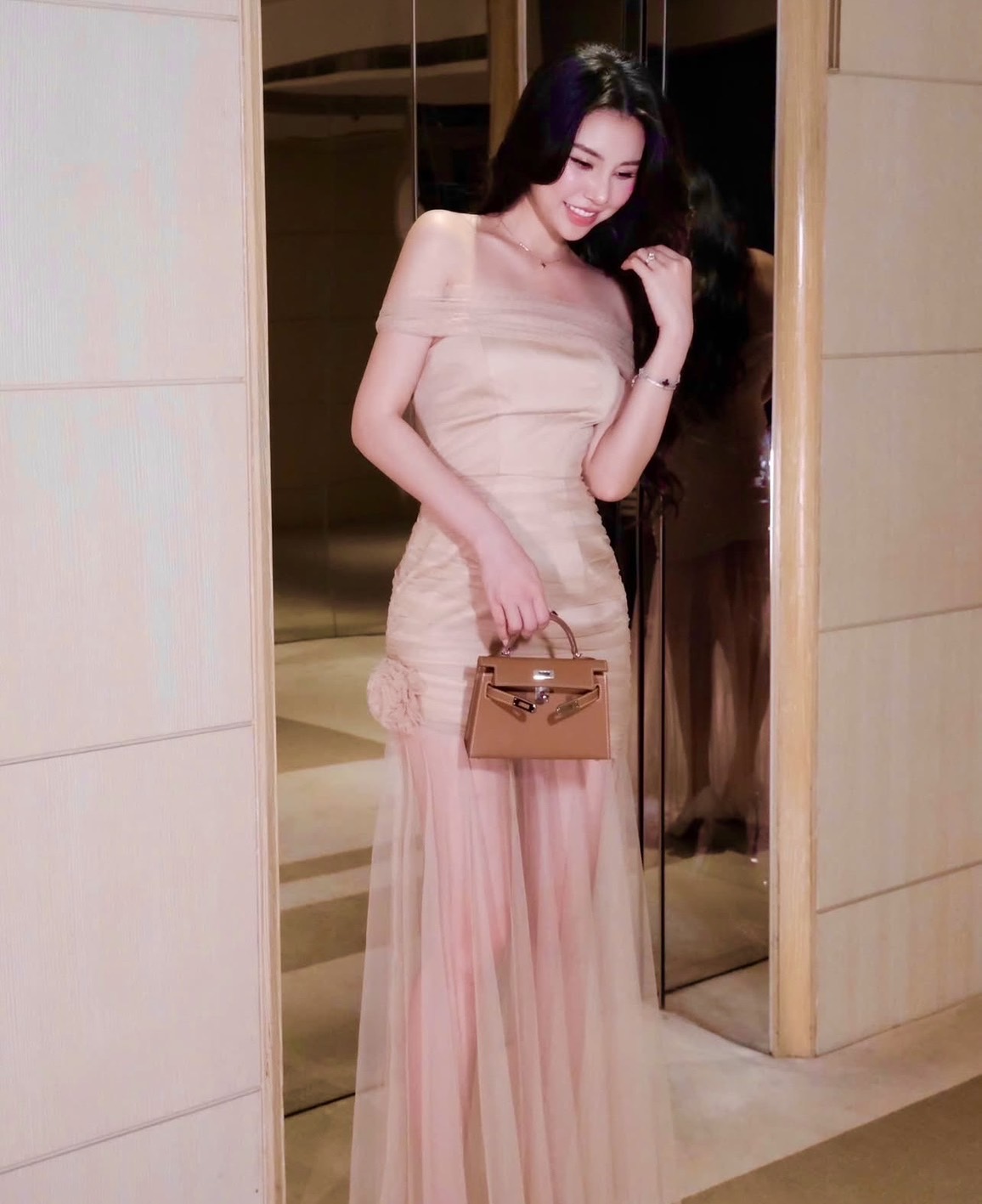 เดรสยาวทรงปาดไหล่หรือจะใส่แบบเฉียงก็เก๋สีโอรสออกน้ดแอบเรียบเก๋ๆอกมีฟองน้ำ เดรสสั้นครึ่งตัวด้านล่างเป็นชายซีทรูทั้งชุดมีดอกไม้แต่งตรงกลางชุดเรียบๆสวยๆคะ การันตีงานคุณภาพ 💯คัตติ้งประณีตใส่ใจทุกรายละเอียดของงาน เดรสออกงานเรียบหรูที่ต้องมี