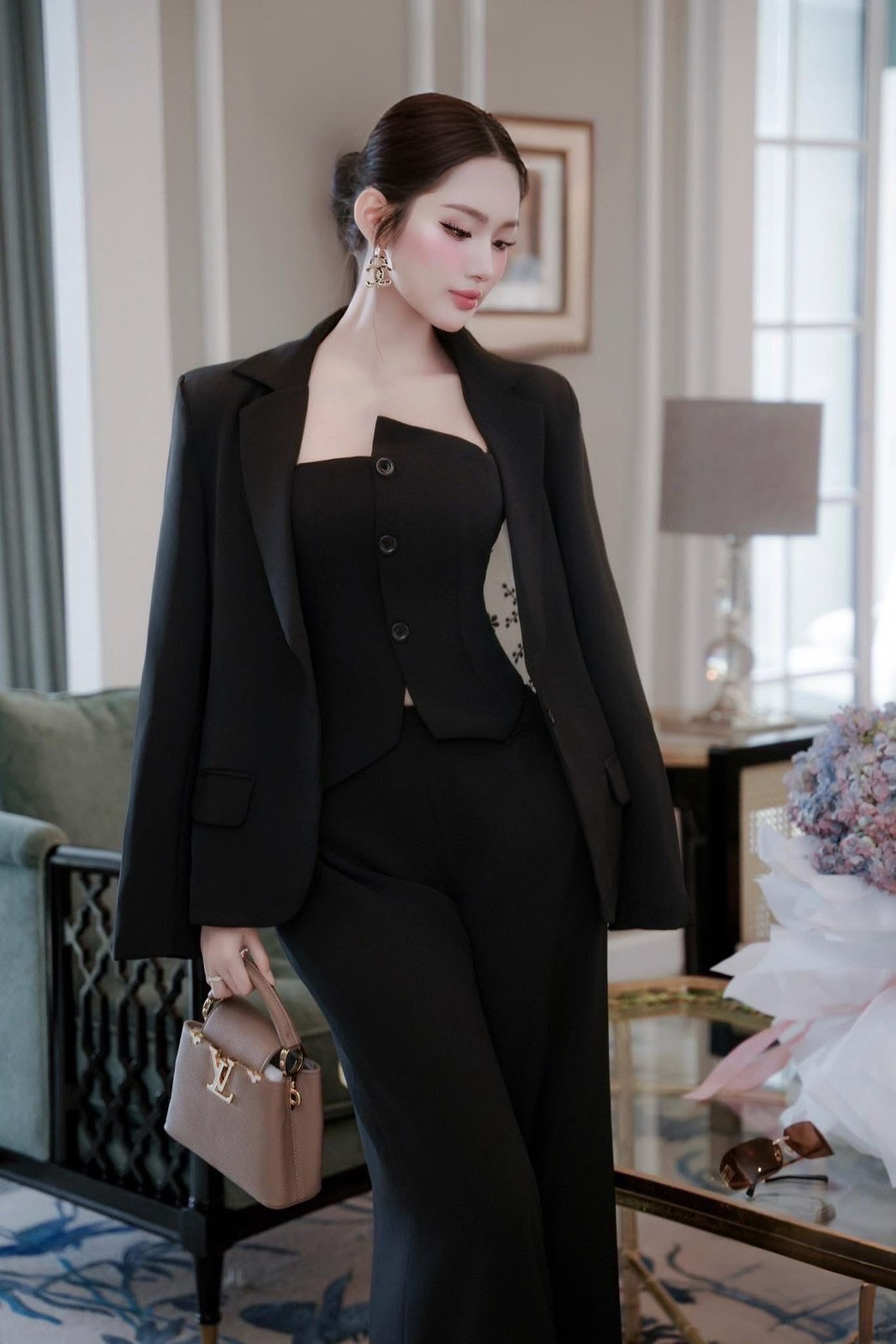 Ticha 👗👗Detail :Set 3ชิ้น เสื้อสูทแขนยาวคอปกสีดำ กระดุมหน้ากลางลำตัวหนึ่งเม็ด กระเป๋าหน้าใช้งานได้จริง ช่วงไหล่เสริมฟองน้ำ มาพร้อมเสื้อคอปสายเดี่ยวกระดุมหน้า อกเสริมฟอง ใส่แมทส์กับกางเกงขายาวมีเดียวกัน กระเป๋าข้างใช้งานได้จริง มีซิปหลังชับ