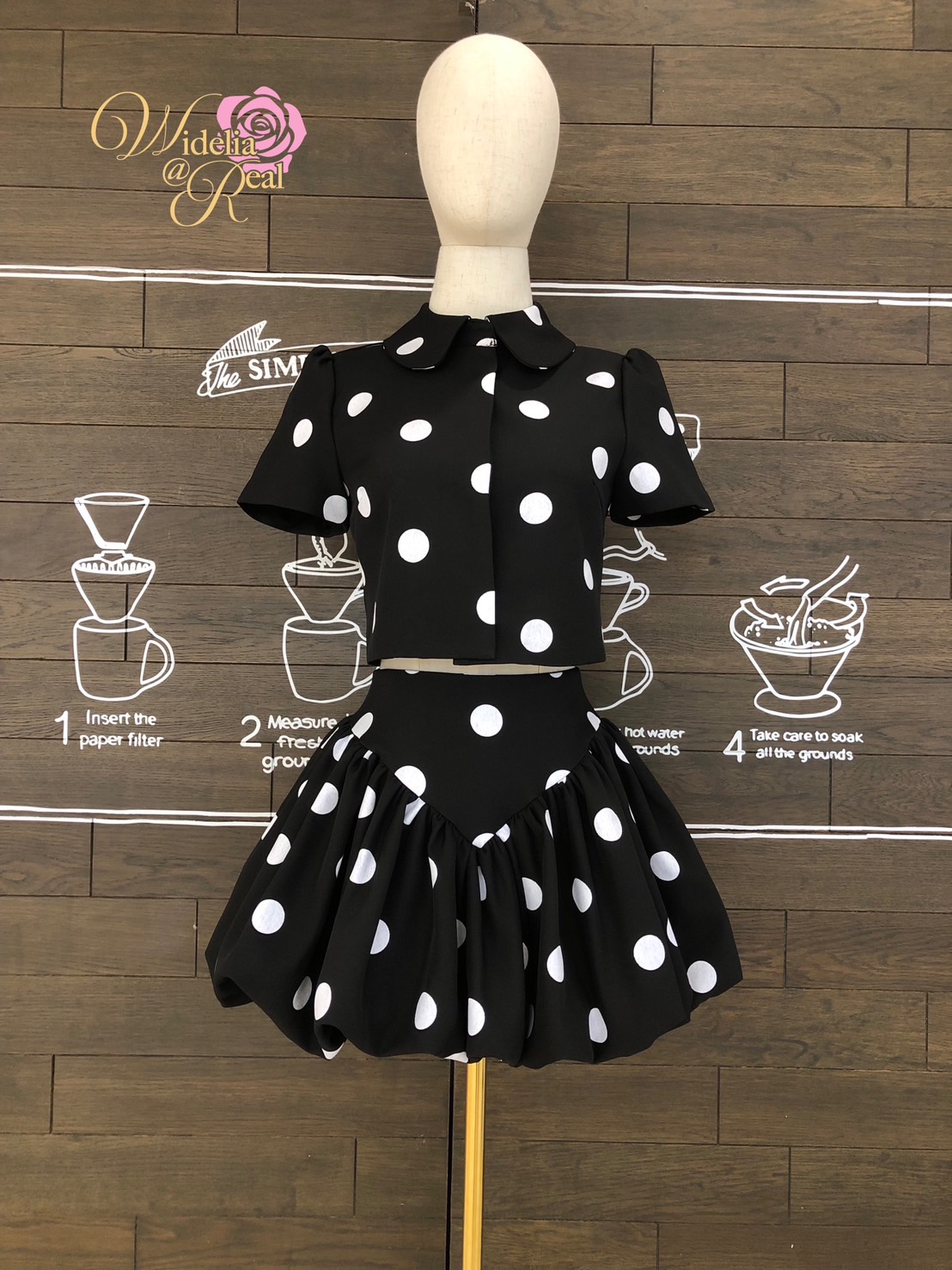 Set เสื้อกับกระโปรงสั้นทรงบอลลูน ตัวเสื้อทรงเชิ้ต แขนสั้น ติดกระดุมหน้า เนื้อผ้าลายจุด ผ้าดี มีน้ำหนัก ไม่บาง ตัวกระโปรงสั้น เอวสูง ซิปหลัง รุ่นนี้งานสวย ทรงเป๊ะ คัทติ้งเนี้ยบมากๆค่ะ รับรองใส่ออกมาไม่ผิดหวังการันตีให้เลย บอกเลยห้ามพลาดเด็ดขาดงานดีงานสวยจร