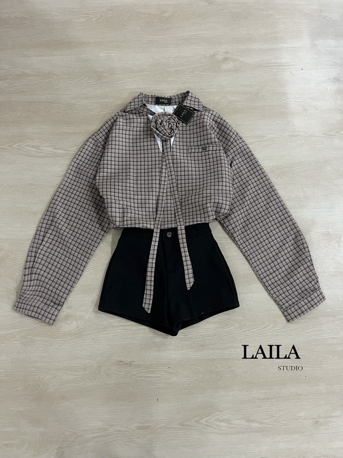 SETเสื้อ+กางเกง+ซ็อคเกอร์ เสื้อเชิ้ตคอปกแขนยาวงานโอเวอร์ไซร์ มาในโทนสีน้ำตาลลายตาราง ตัวเสื้อดีไซน์แต่งสายซ้อคเกอร์คล้องคอพร้อม้ข็มกลัดดอกไม้ลายเดียวกับตัวเสื้อ มาพร้อมกางเกงขาสั้นสีดำทรงเข้ารูป ลุคสวยเฟียสสวยนำเทรนส์ต้องลุคนี้เลยค่าา #lailabrand #กางเกงข