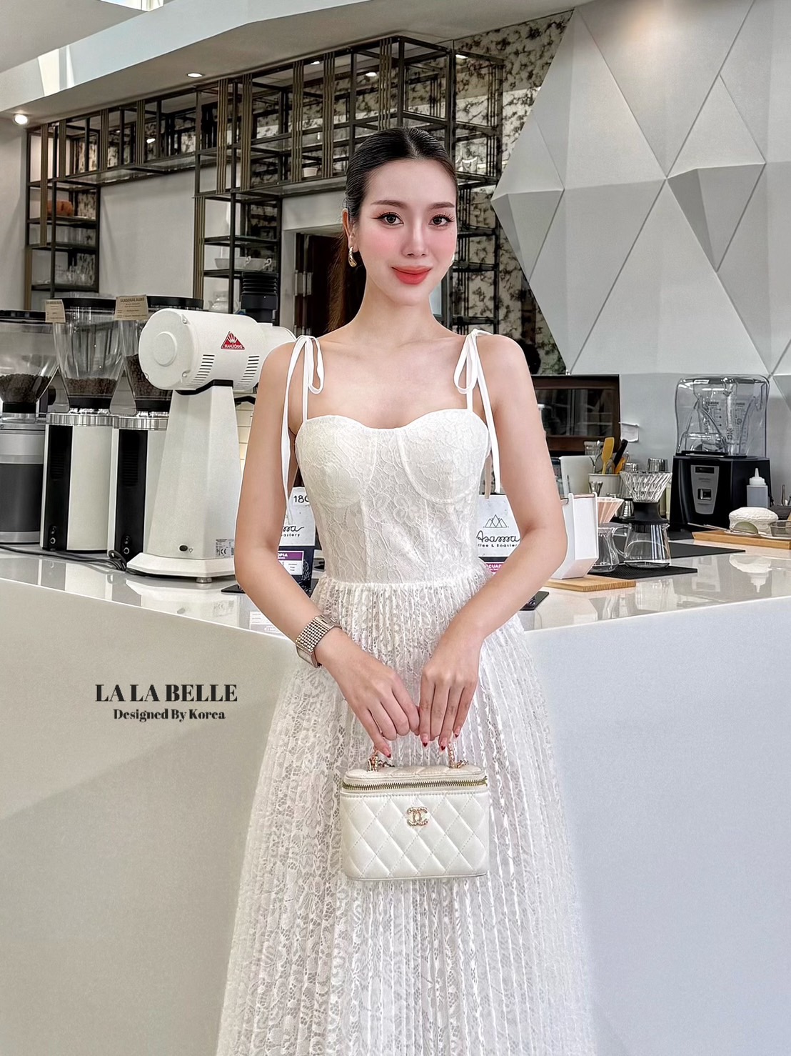 แม็กซี่เดรสสายเดี่ยวลูกไม้ทั้งชุดอกหัวใจเสริมหน้าอกสายเดี่ยวผูกโบว์บ่าช่วงตัวเย็บเก็บทรงเข้ารูปกระโปรงยาวลูกไม้อัดพีทรอบตัวมีซับในถึงปลายชุดสวยหรูดูแพงสุดๆงานคุณภาพเกรดพรีเมี่ยม1:1 คัทติ้ง และ แพทเทริน์เป๊ะ ค่ะ น่ารักฝุดๆไปเลยค้ารุ่นนี้มิกซ์กับรองเท้าส้นส