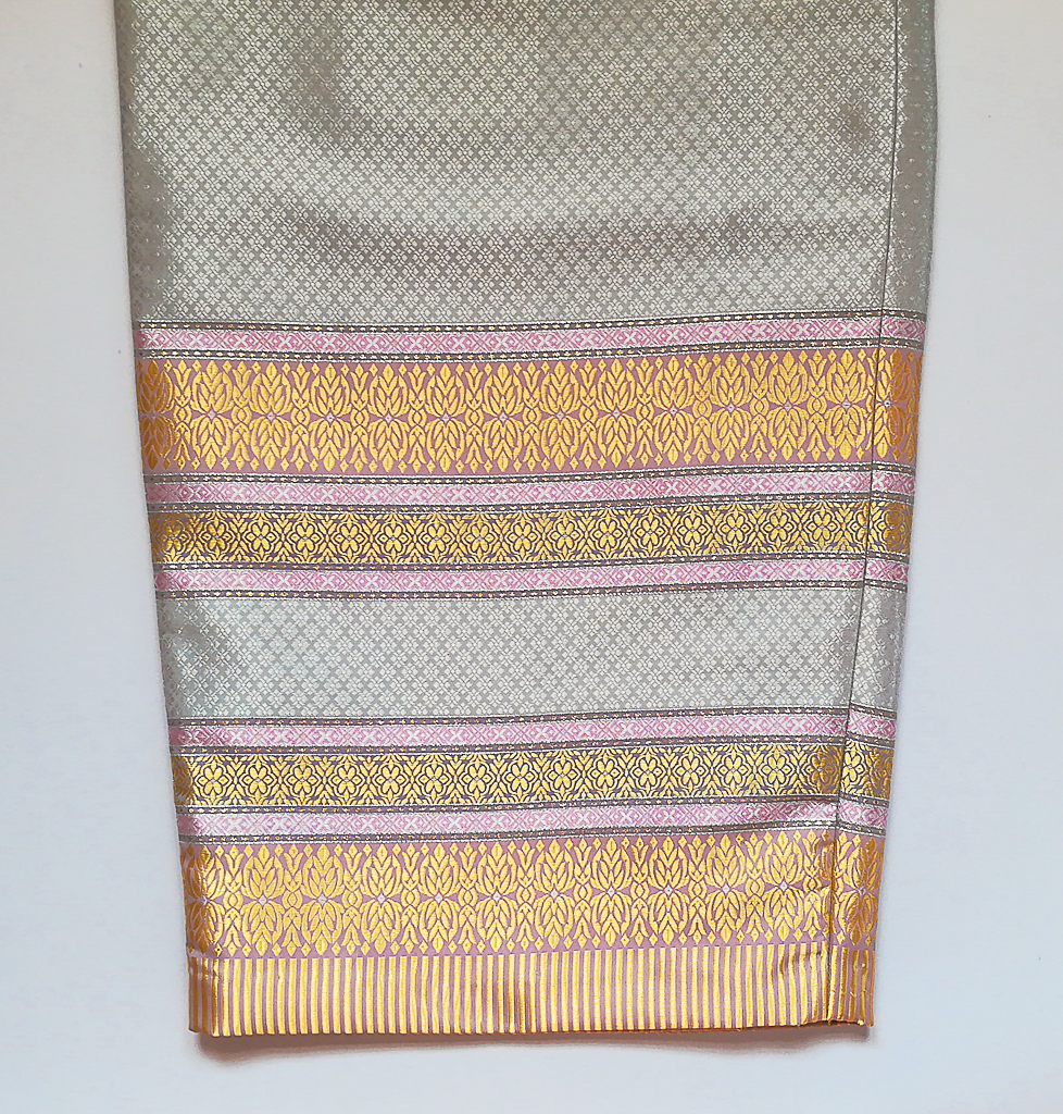 ผ้าถุงไหมสำเร็จรูป (สีเทา ลายสุโขทัย) งานตัดเย็บประณีต อัดผ้ากาวตามสีของผ้าถุง เนื้องานดีเกรด A (รอบเอว 28 นิ้ว)