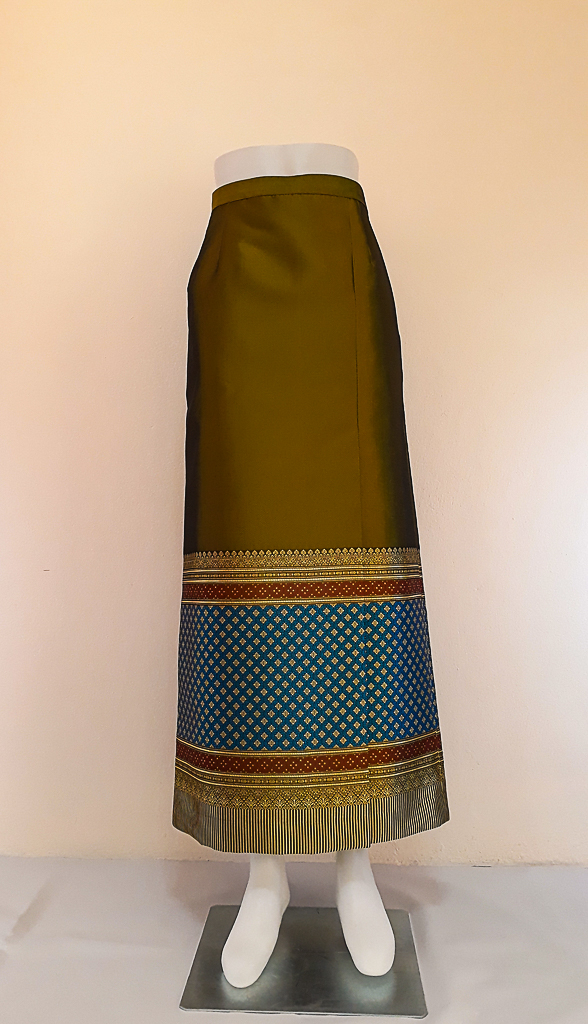 ผ้าถุงไหมสำเร็จรูป (สีเขียวปีกแมลงทับ) งานตัดเย็บประณีต อัดผ้ากาวตามสีของผ้าถุง เนื้องานดีเกรด A (รอบเอว 30 นิ้ว)