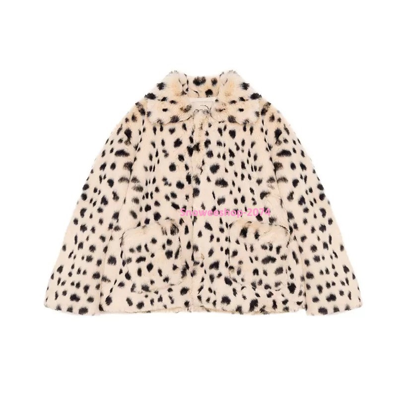 Leopard Lover Must-Have ลายเสือกลับมาแรงอีกครั้ง เสื้อโค้ทขนกำมะหยี่นุ่มฟู ทรงหลวมใส่สบาย สไตล์เกาหลีสุดชิค ใส่เที่ยวต่างประเทศก็ปัง ใส่ในเมืองก็เก๋ อุ่นแต่ไม่อ้วน ใส่แล้วดูแฟสุดๆ ใส่เที่ยวได้ตั้งแต่โซลถึงซัปโปโร พร้อมให้เลือกหลายไซ ใส่ยังไงก็สวยทุกองศา