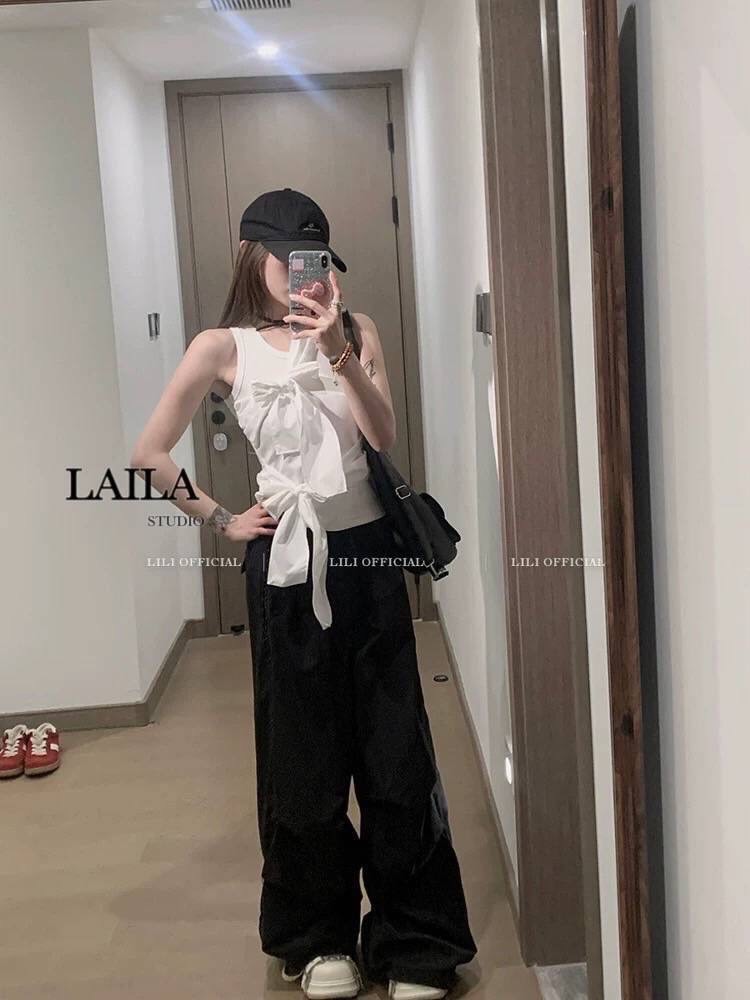 SETเสื้อ+กางเกง+เข็มกลัด เสื้อแขนเว้าทรงคอกลมโทรนสีขาว เนื้อผ้าใส่กำลังดี แต่งสายโบว์ผูกที่ อกให้ลุกน่ารักสวยแพง มาพร้อมกางเกงคาโก้สีขาวโทนดำดูเท่ แต่งด้วยเชือกผูกเอวด้านข้างมีกระเป๋าสองข้างสุดชิคสุดๆ ปลายขาแต่งด้วยเชือกรูด ใส่ได้ทั้งขาจั้มขาปล่อย สววยเท่