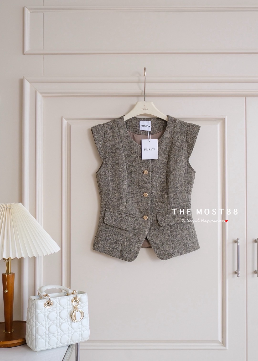 เสื้อดีเทลไหล่ล้ำแบบดูหรูดูดี งานผ้าทวีตเกรดแพง ใส่ไม่คันระคายผิว ตัดเย็บซับในแบบเดียวกับงานเบลเซอร์เกรดห้าง ดีเทลแต่งกระดุมโลหะสีทองสวยติดแกรม โอ้โหพลาดไม่ได้คร่าา