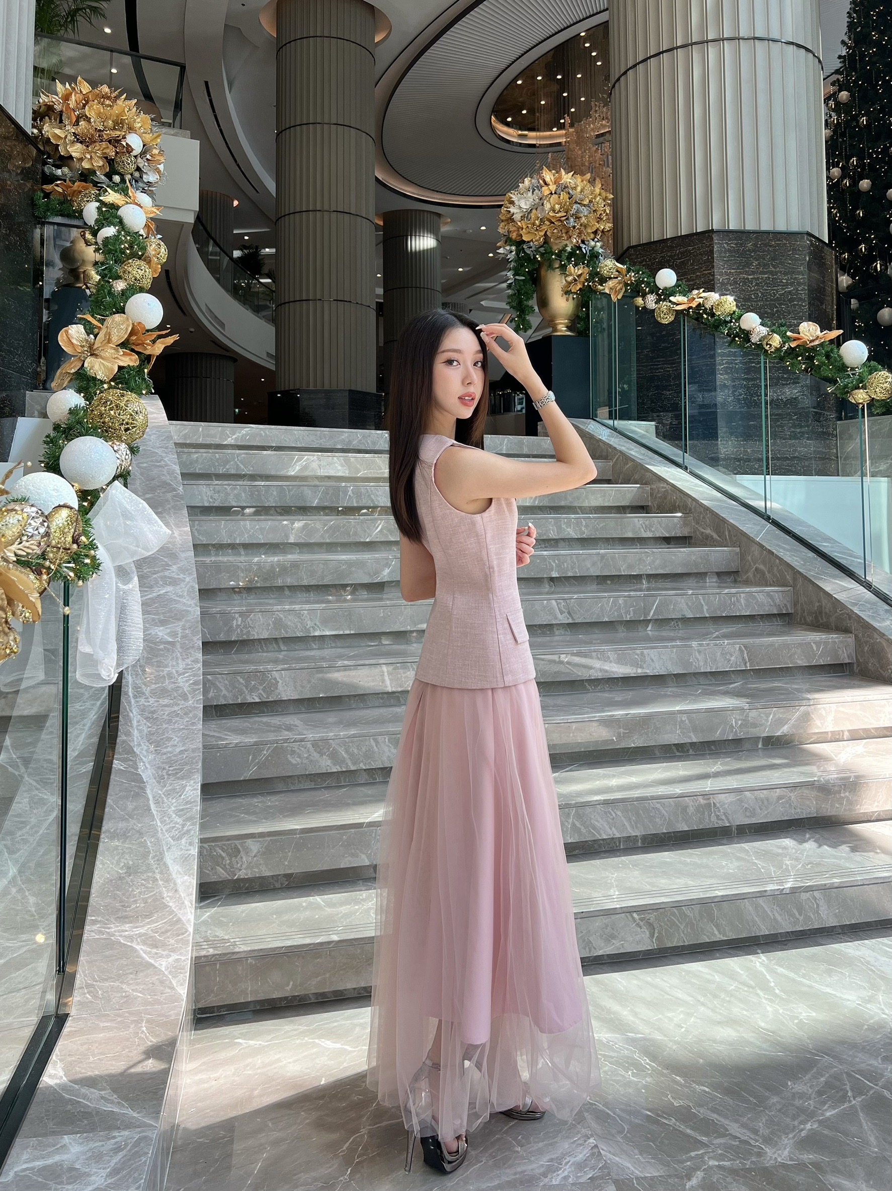 🔥พร้อมเฉิดฉายแบบตัวแม่ สาวๆที่กำลังหาชุดออกงาน ห้ามพลาด เซ็ทนี้แถมฟรีเข็มกลัดดอกไม้🔥 Tag: CHARISSA KLOSET 🔺set 3 ชิ้น : เสื้อแขนกุด+กระโปรงมุ้งยาว+ เข็มกลัดดอกไม้ 🏷️Color: ชมพู(Pink), น้ำตาล(Brown) 🏷Size: S,M,L, XL