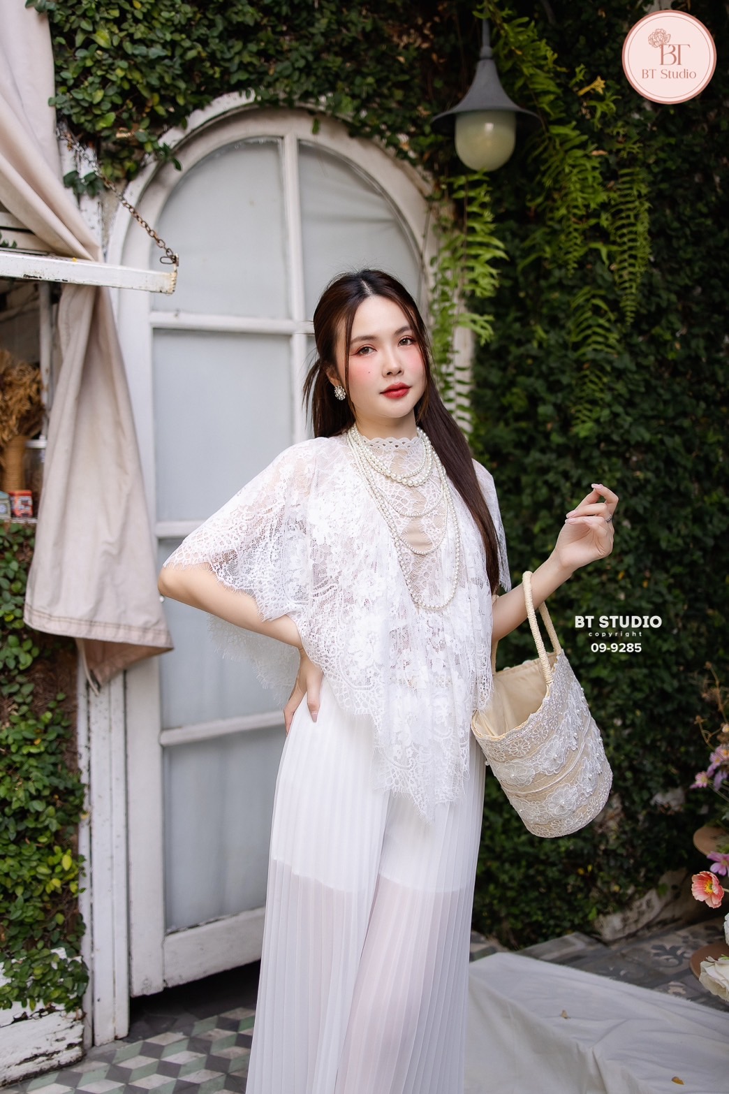 เซท 3 ชิ้น เสื้อลูกไม้แต่งระบายแขนและชายสามเหลี่ยมตรงกลางแต่งซับในสีเนื้อ ด้านหหน้าและหลัง มาพร้อมกางเกงขายาวอัดพรีทมีซับในขาสั้นด้านใน แต่งเข็มขัดมุกงานสวยมาก ๆ ค่ะ