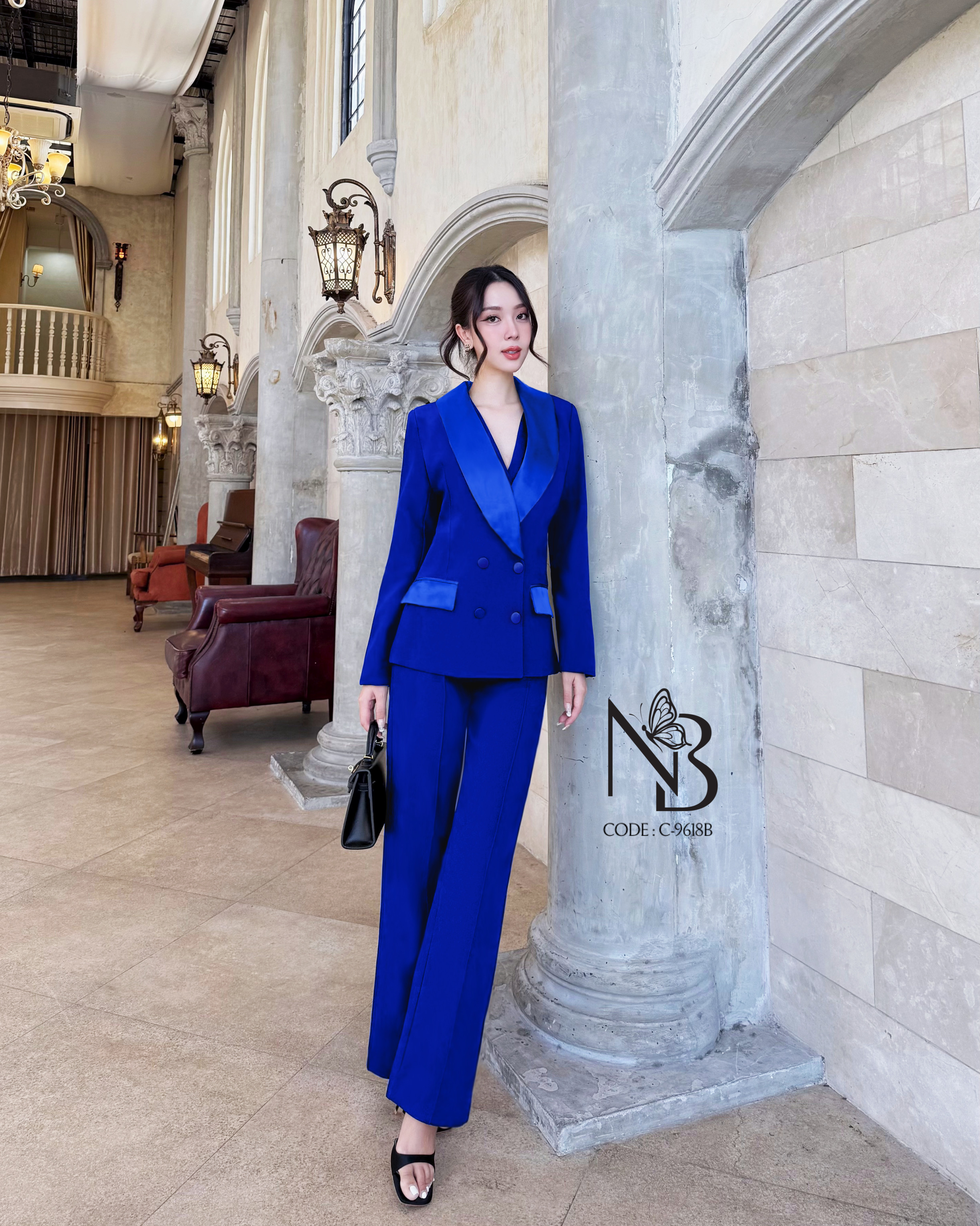 เสื้อสูทแขนยาวปกคอเงา ช่องกระเป๋าแต่งเงาใช้งานได้จริง กระดุม 4 เม็ด 🖤เสื้อกั้กกระดุม 2 เม็ด ช่องกระเป๋าแต่งเงาใช้งานได้จริง มีฟองน้ำมาให้ด้วยนะ 🖤กางเกงขายาวทรงกระบอก งานซิบหลัง ตีเกล็ตด้านหน้า มีช่องกระเป๋า ผ้าดียกเซท งานเริ่ด ใส่ได้หลายโอ