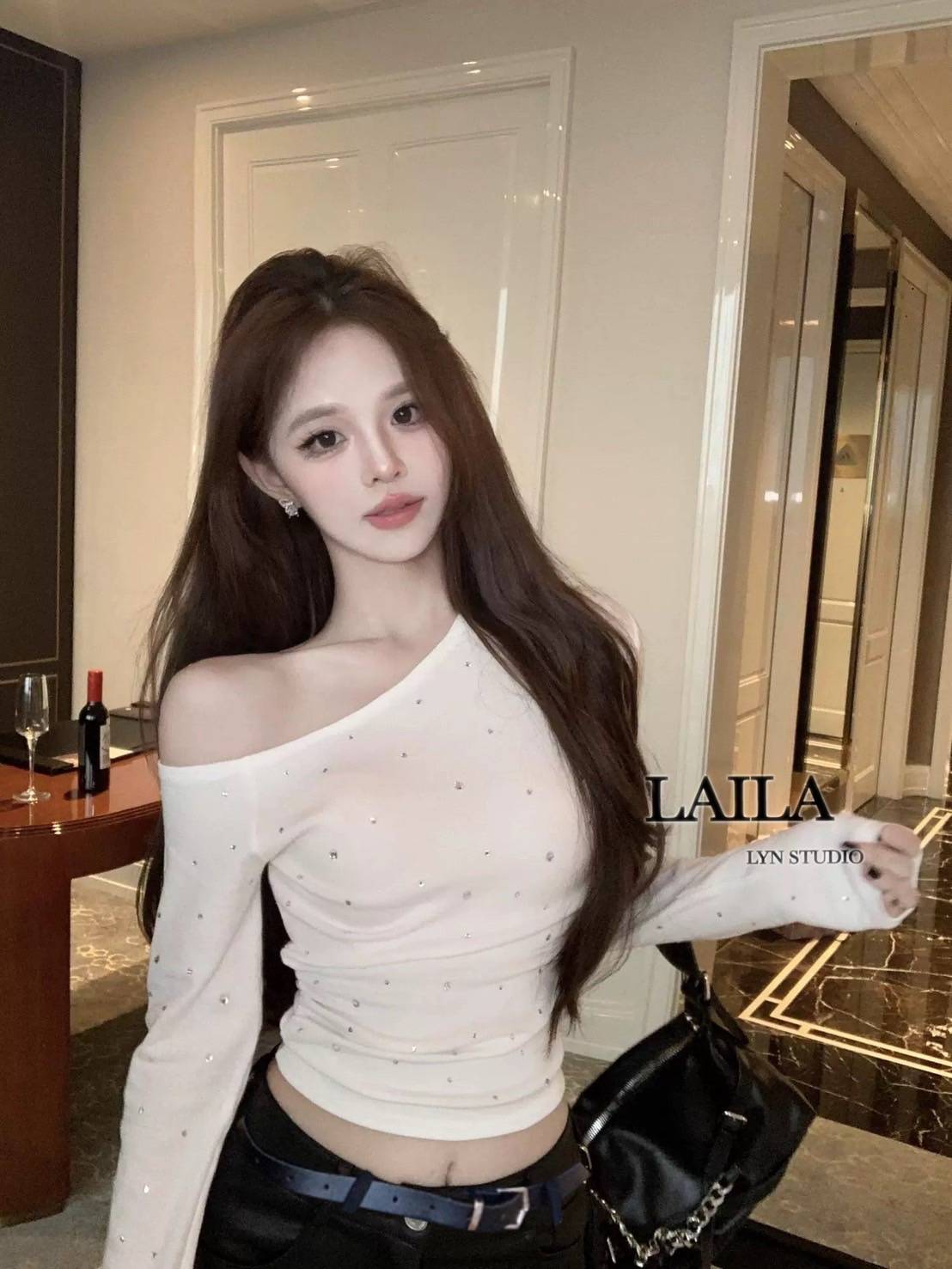 SET เสื้อ+กางเกง+เข็มขัด เสื้อแขนยาวทรงเบี่ยงไหล่ ตัวแสื้อแต่งปักเพชรทั้วลำตัวเพิ่มความโดนเด่น เนื้อผ้าใส่กำลังดี มาพร้อมกางเกงขาสั้นแต่งกระเป๋าข้างพร้อมเข็มขัดหนังสีดำแต่งอะไหล่หัวสีเงิน งานเก๋ สวยแมชเข้าเซ็ทลงตัวสุดๆค่า #byLaila #ชุดเซ็ท #เสื้อแขนยาว #เ