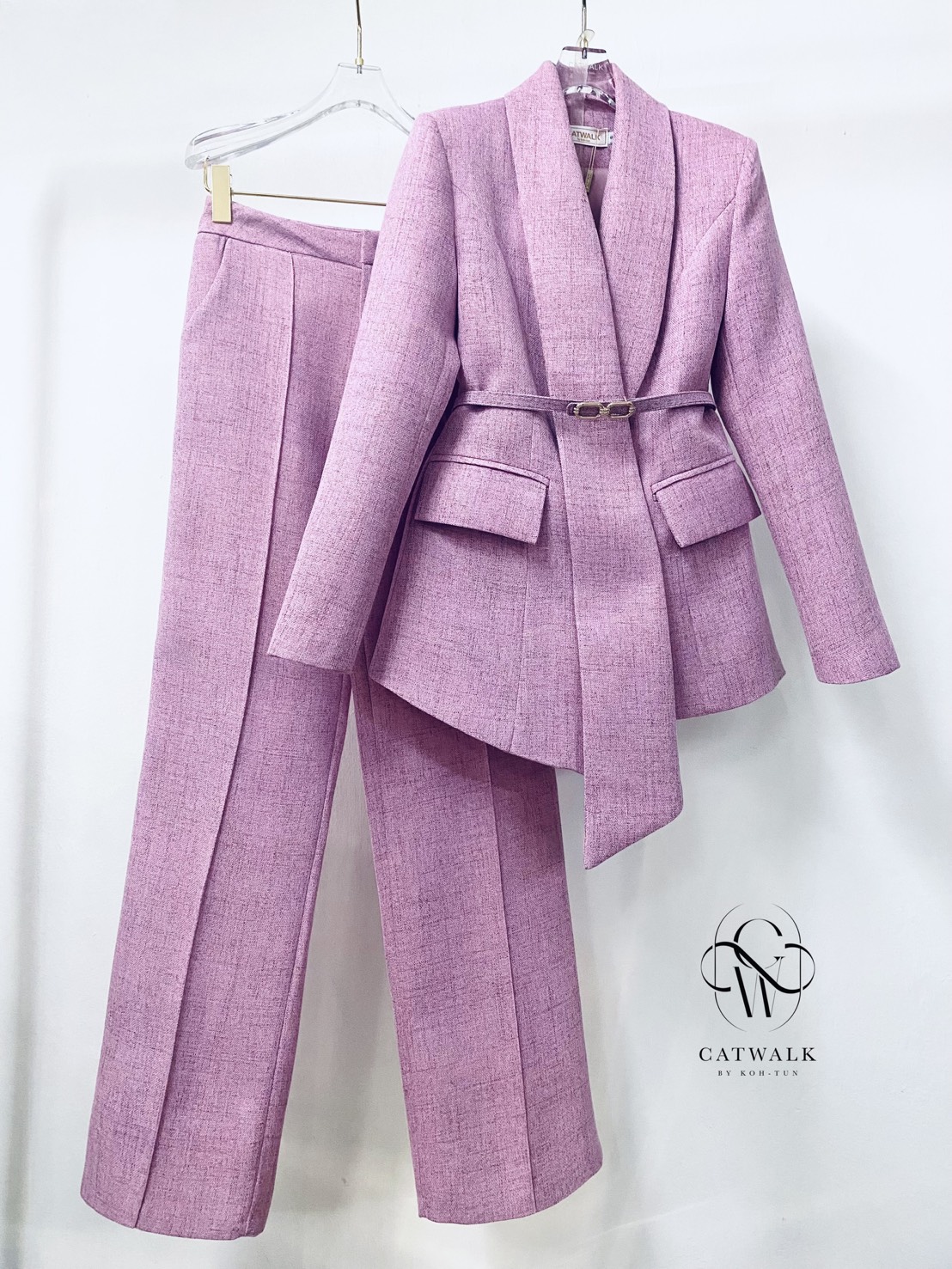 CATWALK BY KOH-TUN Detail>>> Set BLAZER เกรดพรีเมี่ยม เนื้อผ้าเกรดเอ ผ้าสั่งทอลายในตัว สวย ดูคลาสสิกมาก ตัวBLAZER เป็นทรงเข้ารูป มีกระเป๋า 2 ข้างใช้งานได้จริง ช่วงปกดีไซน์ออกมาดูเก๋สุดๆ มีเข็มขัดหัวทองคาดแล้วข่วยทำให้ดูเข้ารูปเป็นทรงมากยิ่งขึ้น ม