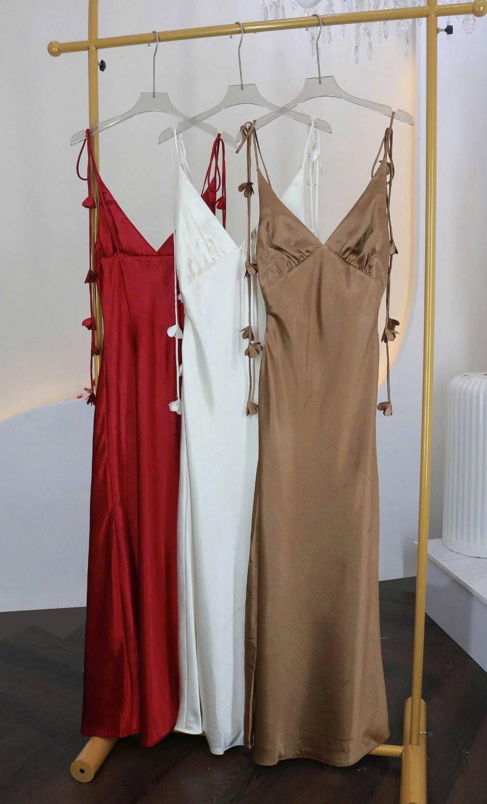 เดรสยาวผูกไหล่แต่งดอกไม้ เนื้อผ้าซาตินหนาทิ้งตัว ใส่แล้วดูเพรียว ผ้าพรีเมี่ยมเนื้อเงาวาวเย็นลื่น ดูแพงมาก คัตติ้งสวยเข้ารูปชายพริ้วบานออก ทรงสวยมาก เดรสออกงานคลาสสิค ควรมีติดตู้