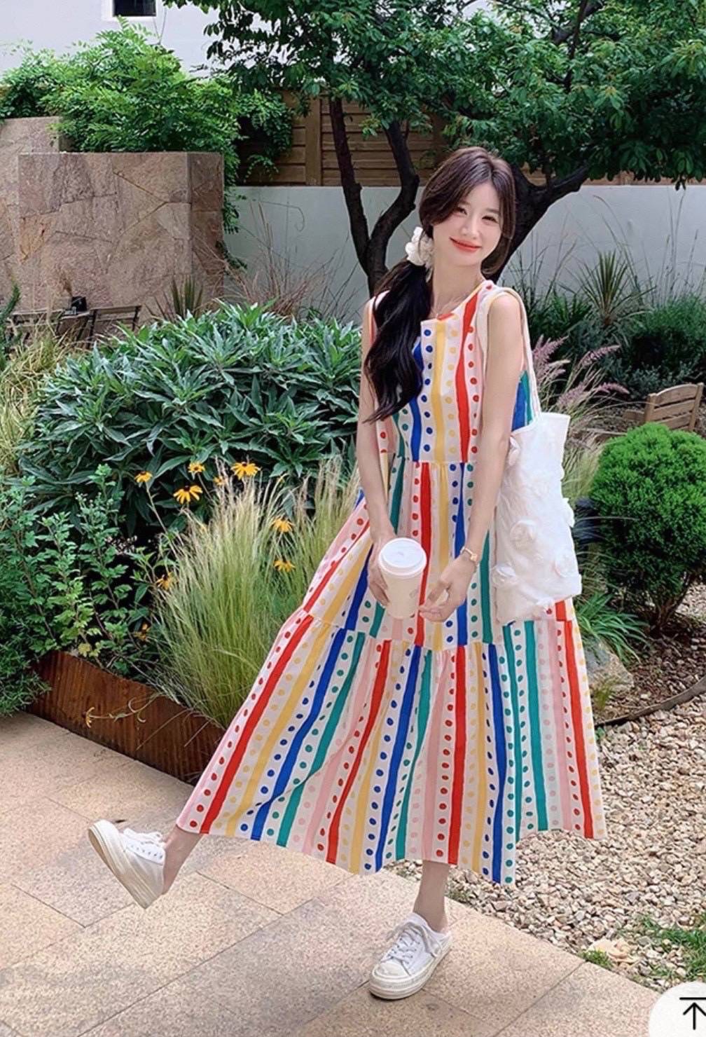 เดรสยาวแขนกุดทรงสวย คอกลม ลายริ้วโทนสีสวยสดใส ลำตัวทรงใส่สบายๆ นิ่มลื่นพริ้วใส่สบายแทบจะไม่ต้องรีดเลยคะ งานมีซับใน งานสวยตามภาพงานจริง