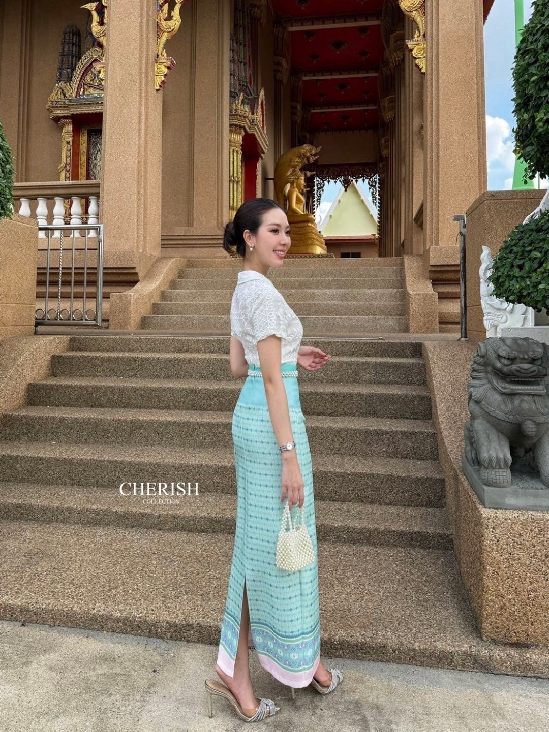 Set 3 ชิ้น ชุดไทยสวยเก๋ ตัวเสื้อลูกไม้คอปกสุดน่ารักตกแต่งกระดุมหน้าพร้อมซับในทั้งตัว ตัวกระโปรงเป็นผ้าถุงมีเทคเจอร์พิมพ์ลายไทยพับจีบหน้าผ่าหลังใส่สะดวกสบายแถมเข็มขัดให้อย่างดีเลยเจ้าค่า จะไปงานบุญ งานแต่งต้องมีนะคะ