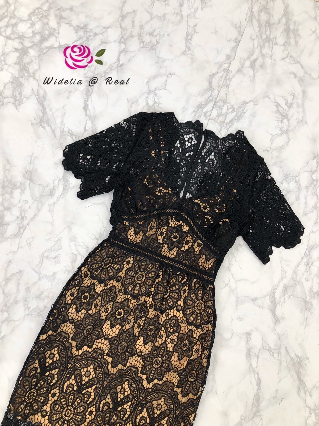 Dress เดรสลูกไม้สีดำแขนสั้นแสนสวย รุ่นนี้น่ารักมาก เนื้อผ้าอย่างดี มาในโทนสีดำซับในน้ำตาล งานทรงสวยเป๊ะ คัตติ้งเนี๊ยบ ลวดลายของลูกไม้ดูดีดูแพง ใส่ออกเดรสออกงานได้สบาย รับรองใส่ออกมาไม่ผิดหวังการันตีให้เลย บอกเลยห้ามพลาดเด็ดขาดงานดีงานสวยจริงต้อง Widelia @