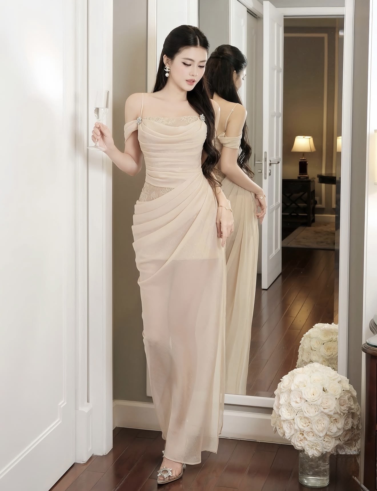 เดรสยาวสีครีมสายเดี่ยวแต่งแขนข้างมีกระดุมเพชรติดสายสองข้างดีเทลผ้าด้านในเป็นเดรสสั้นผ้าลูกไม้ปักเลื่อมทรงเข้ารูปด้านนอกเย็บด้วยผ้าพริ้วสีครีมเนื้อดีมากอกมีฟองน้ำเสริม กระโปรงผ่าช่วงข้างใส่สวยมาก ใครหาชุดออกงานอยู่แนะนำเลยคะ