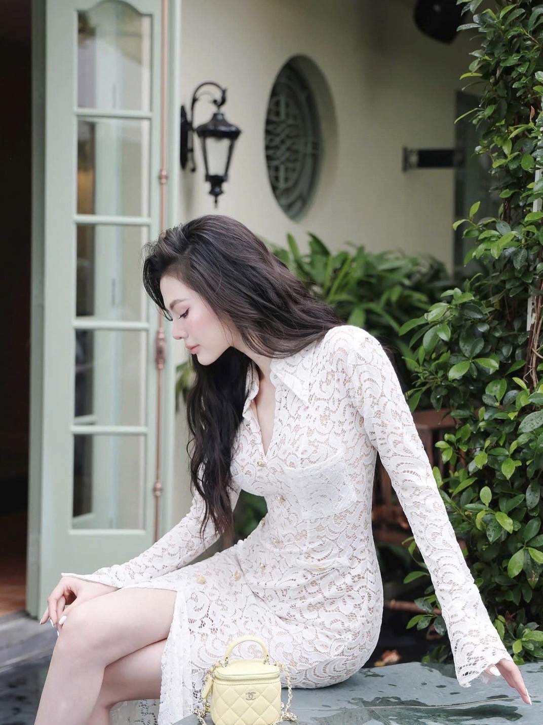 แม็กซี่เดรสลูกไม้ทั้งชุดทรงคอปกกระดุมหน้าแขนยาวซีทูผ่าแขนช่วงปลายแต่งกระเป๋าหน้าอกปลายกระโปรงทรงหางปลาใส่เข้ารูปเข้าทรงสวยมีซับในสีเนื้องานคุณภาพเกรดพรีเมี่ยม1:1 คัทติ้ง และ แพทเทริน์เป๊ะ ค่ะ น่ารักฝุดๆไปเลยค้ารุ่นนี้มิกซ์กับรองเท้าส้นสูงเครื่องประดับเก๋ๆ