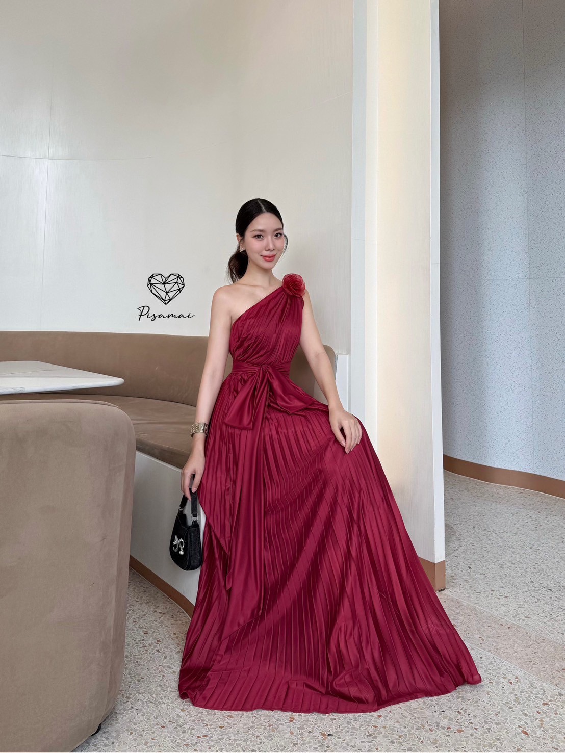 เดรสไหล่เดียวพลีตสีแดงตัวยาวใช้ผ้าเยอะมาก มาพร้อมเชือกเข้าเซ็ต ใส่สวยมากกกก ราคานี้มือต้องไวเลยค่า รุ่นนี้ใส่สวย เนื้อผ้าดีมากกกกกกก ห้ามพลาดเลยค่า #ชุดไปงานแต่ง #ชุดไปงาน #ชุดเพื่อนเจ้าสาว #ชุดเพื่อนเจ้าสาวราคาถูก #ชุดเพื่อนเจ้าสาวใส่เป็นธีม