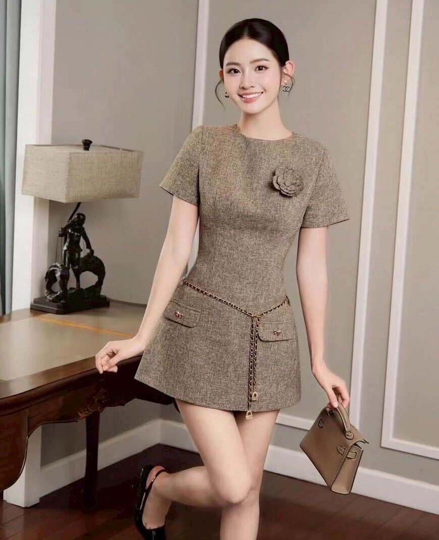 เดรสทรงเข้ารูป แต่งเข็มขัดโซ่ทอง – ลุคสาวหวานเรียบหรู ดูแพงทุกองศา”✨ แพลตเทินดีงาม ใส่สวยเปะสุดๆ ของดีหมดไวนะคร๊า