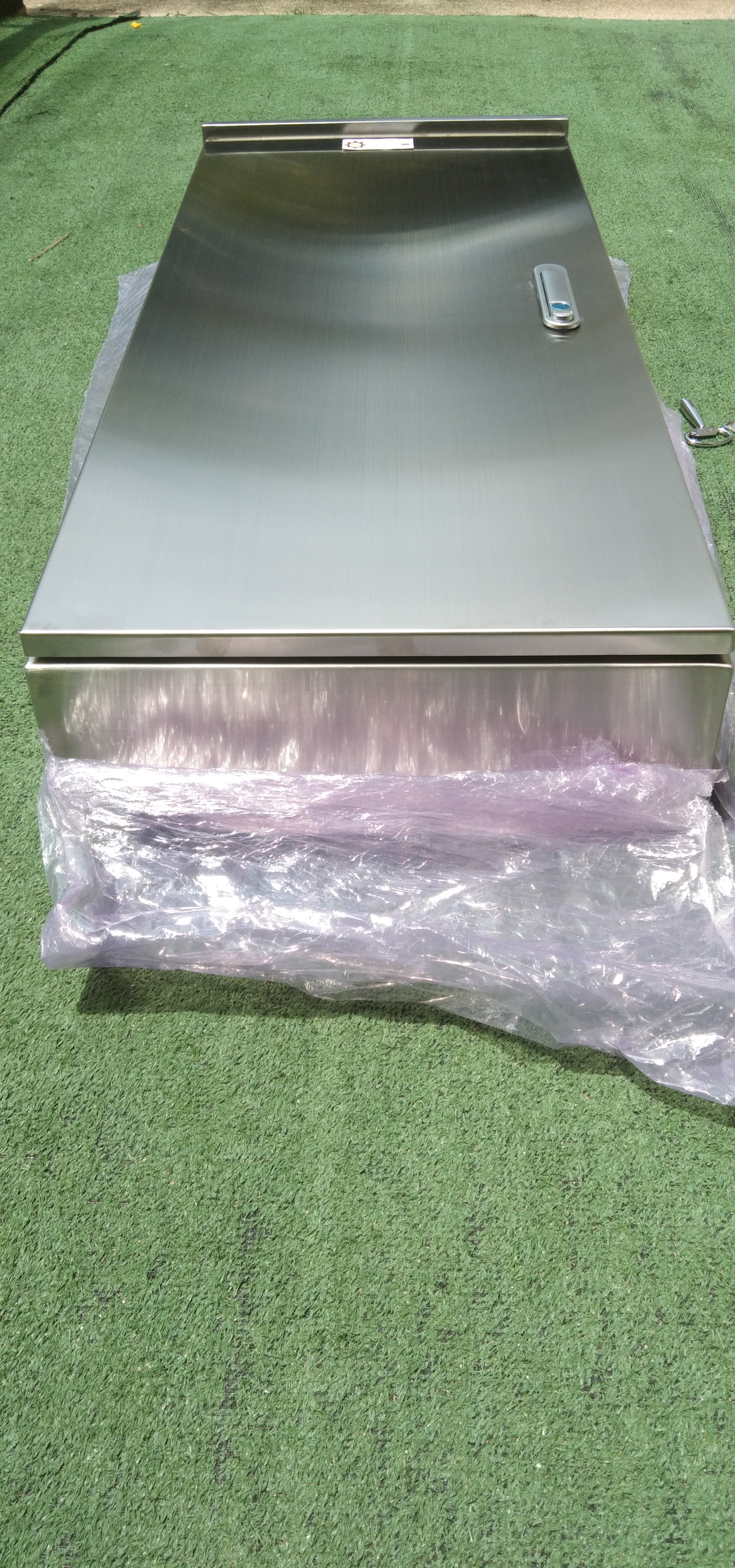 LOAD CENTER 250A ตู้สแตนเลส 304 มีหลังคาสโลป W450xH1050xD152mm. (42ช่อง)