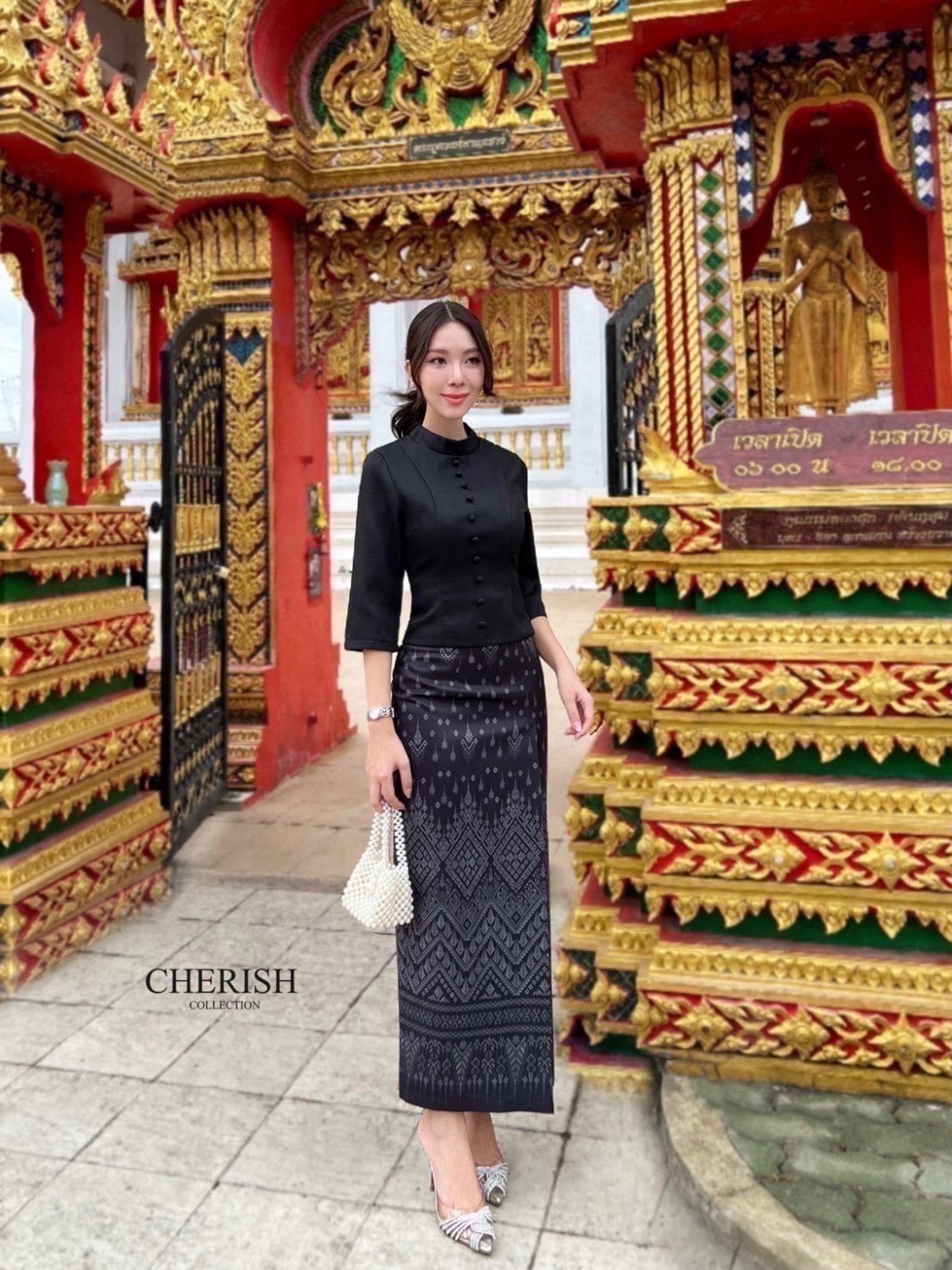 เช็ท 3 ชิ้น ชุดงานบุญ ชุดไทยหรือจะใส่เป็นธีมชุดเพื่อนเจ้าสาวก็เหมาะ ใส่ได้ทุก เทศกาล ดีเทล เสื้อคอกลมแต่งกระดุมเรียง แขน 3 ส่วน เสริมซับในอย่างดี ใส่คู่ผ้าถุงพิมท์ลาย เนื้อผ้าใส่สบาย มีเข็มขัด ไม่ว่าจะออกงานไหน ก็สวยยืนหนึ่งค่ะ