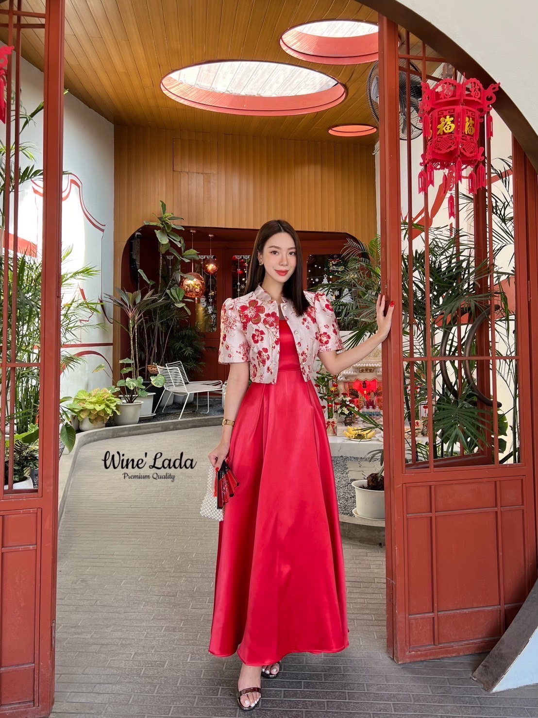 Set 2 Pcs. เดรสแขนกุดผ้าพื้นสีแดงฉ่ำ มาพร้อมเสื้อคลุมผ้าทอลายดอกสีเข้าเซ็ท เซ็ทนี้คุ้มมาก ตัวเดรสเป็นผ้าพริ้วทิ้งตัวเนื้อผ้าใส่สบาย ทรงสวยมากค่ะ เป๊ะและเข้ารูป ใส่แล้วผอมเพียว ซับในทั้งตัว ใครได้ลองแล้วจะหลงรักค่าา รับรองคุ้มเว่อร์ งานสวยมากค่ะ #Wine&apos