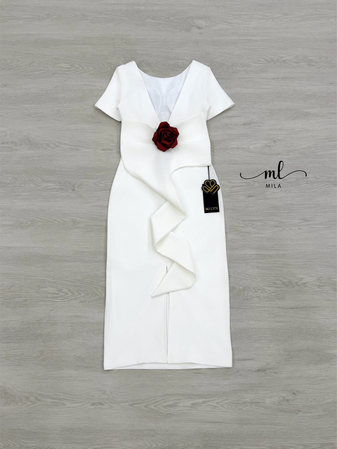 เดรวสีขาวสวยหรูสวยสะกดทุกสายตา! ดีเทลคอกลมแขนสั้น คัตติ้งเนี๊ยบเก็บทรงเป๊ะใช้ผ้าสูทเนื้อหนาเกรดพรีเมียม มีซับในเต็มตัว เสริมฟองน้ำและซิปหลังซ่อนอย่างดี