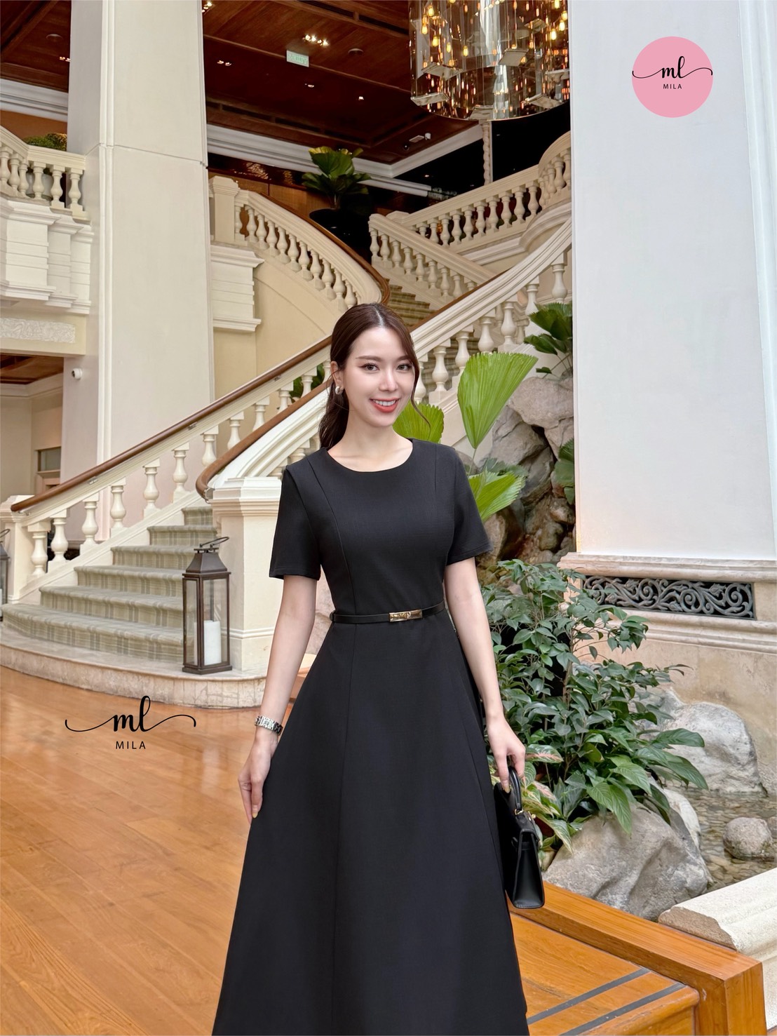 เดรสยาวคอกลมแขนสั้น สีดำเรียบหรู ทรงสวยเข้ารูปช่วงเอว ตัดเย็บเนี้ยบ ใส่แล้วดูผอมเพรียว พร้อมเข็มขัดหัวทองเพิ่มความหรูอย่างลงตัวกระโปรงทรงบานเล็กน้อย ช่วยพรางช่วงสะโพกได้ดี ใส่ได้ทั้งทำงาน ออกงาน หรือโอกาสสุภาพ