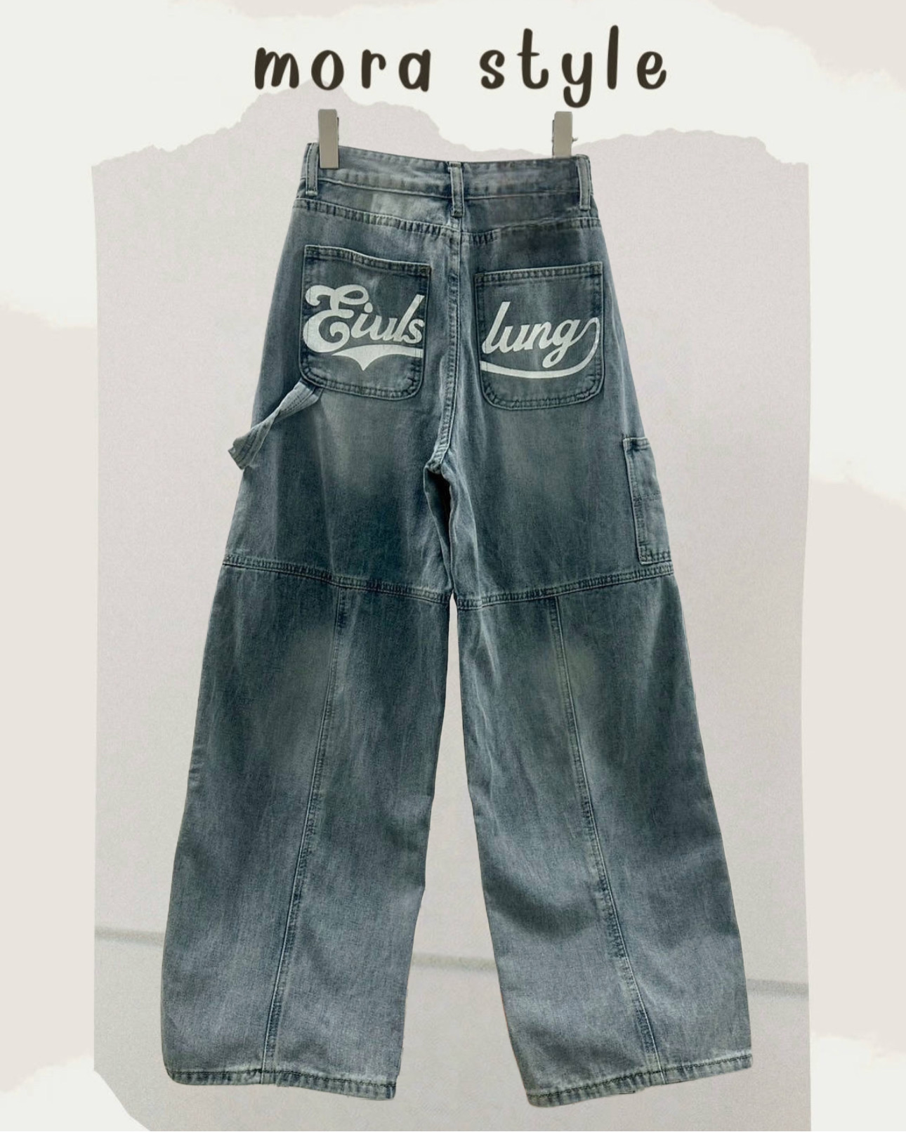 กางเกงยีนส์เอวสูงขากระบอก ทรงหลวม แต่งดีเทลและกระเป๋าข้าง สกรีนลายด้านหลังสีขาว เท่มาก ใส่แมทได้หลายแบบ มีติดตู้ได้ใส่แน่นอนค่าา