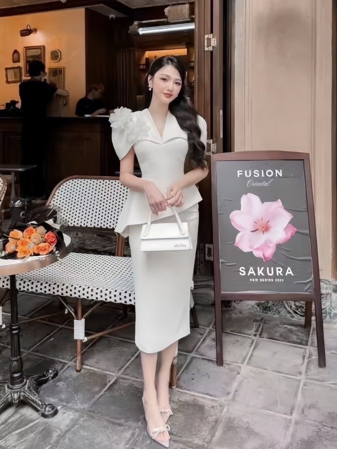 เซ็ตเสื้อทรงคลุมไหล่ค้างคาวสีขาว มาคู่กับกระโปรงสอบ 5 ส่วน ติดเข็มกลัดดอกไม้ เรียบ หรู ดูแพง เป็น everydaylook ได้ทุกวัน ราคานี้มือต้องไวเลยค่า รุ่นนี้ใส่สวย ห้ามพลาดเลยค่า