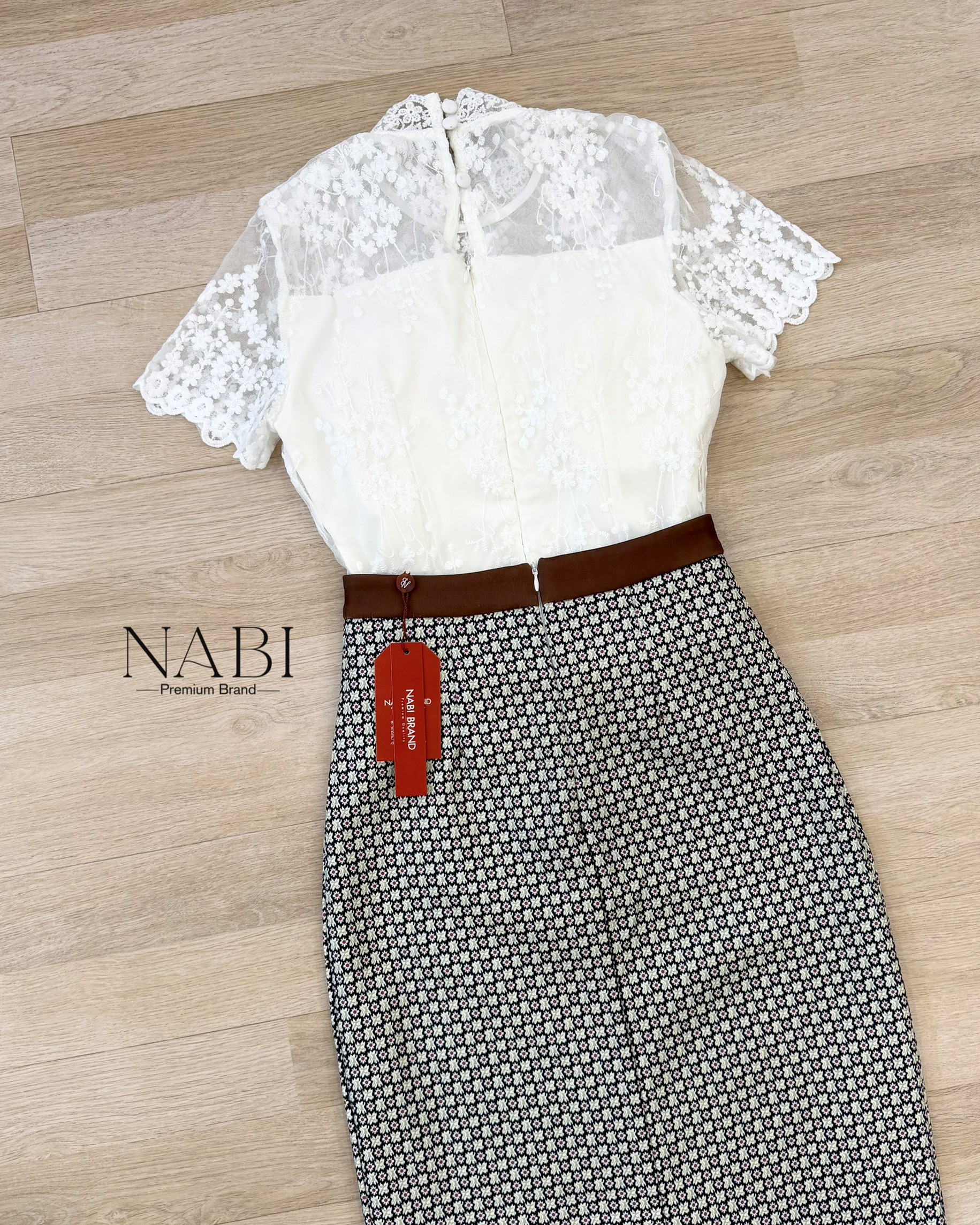 ชุดไทยคอลใหม่ สวยอย่างหรูผู้ดี เสื้อลูกไม้แขนสั้นสีขาวใช้ผ้าลูกไม้อย่างดี มาคู่กับกระโปรงพิมพ์ลาย ผ่าหลังเล็กน้อย ดีไซส์เก๋ มีซับในและฟองน้ำอย่างดี งานซิบหลัง งานคุณภาพ คัดสรรมาให้ช้อปกันแล้วค่ะ ห้ามพลาดค่าา🤍 #งานป้ายnabi #ชุดเซท #ชุดไทยสีขาว #ชุด