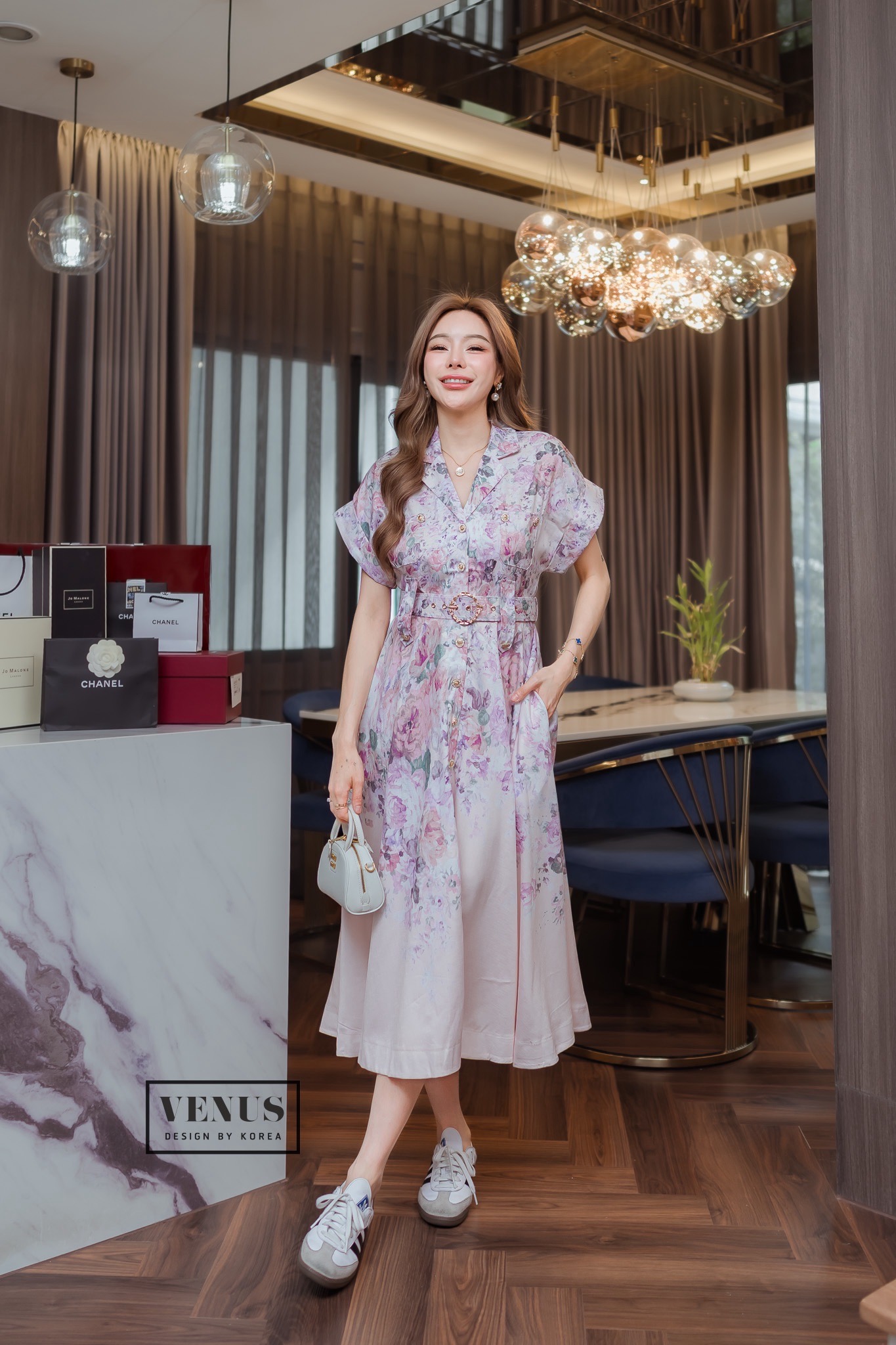 Zimmerman Dress เดรสพิมพ์ลายดอกไม้ คอปก งานมาพร้อมกับเข็มขัดเข้าชุดกันนะคะ งานสวยเป๊ะมากๆคะ แม๊ทกับรองเท้าผ้าใบก็สวยคะ