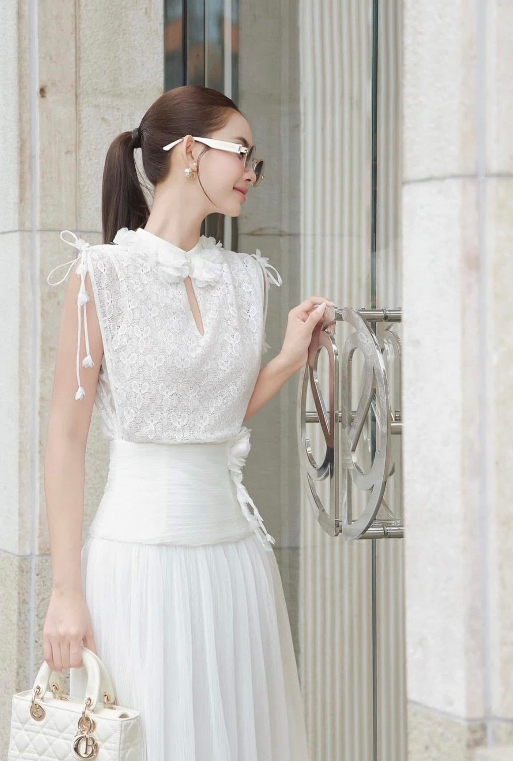 S1157 เรียบหรูดูแพงแต่แอบหวาน ดูลุคเรียบร้อย ต้องให้รุ่นนี้เลยค่ะ ไม่ต้องอธิบายเยอะ ให้ภาพบรรยาย ใช้ผ้าอย่างดีในการตัดเย็บค่ะ มาในโทนสีขาว คอมพลีทลุคครบจบในชุดเดียวค่ะ #showroombrand #งานป้ายshowroom #งานป้ายคุณภาพดี #งานแฟชั่น #เสื้อผ้างานป้าย #เสื้อผ้าผ