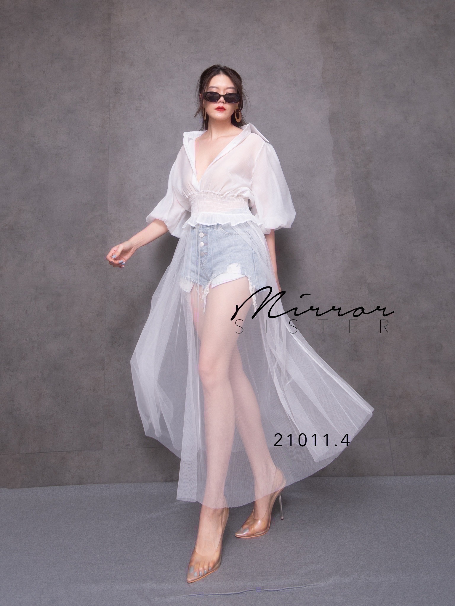 MiRRoRSiSTER's MaRGieLá GRaND SHiRT•• เสื้อเชิ้ตแขนพอง ตัวยาววววว... ดีเทลน่ารักเว่อร์วัง ช่วงบนเป็นแพทเทรินเสื้อเชิ้ตแขนfluffyน่ารัก มีกระดุมเปิดปิดได้ถึงช่วงอก เข้ารูปที่ช่วงเอวสม็อคจับย่นระบาย ต่อช่วงล่างชายมุ้งทรงบานนน ใส่แล้วน่ารัก เก๋ตะโกน ใครใ