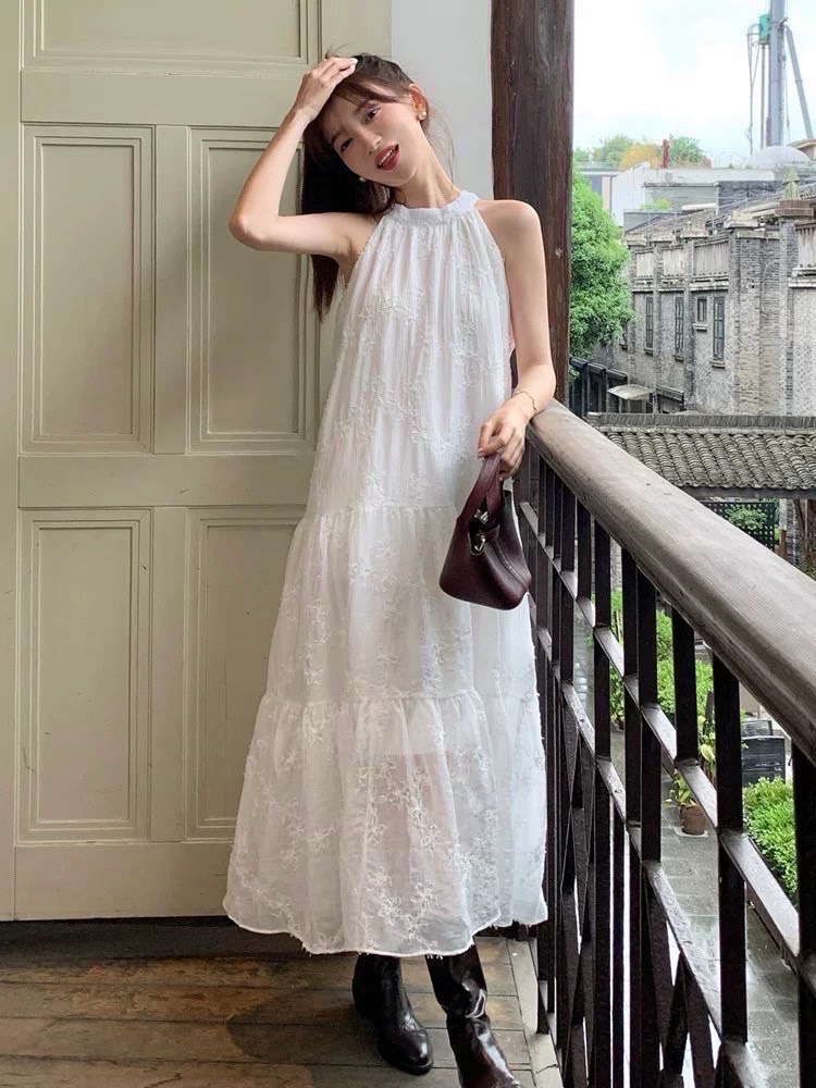 เดรสยาวแขนกุดสีขาว ผูกคอหลังตามแบบ งานทรงสวย ดีเทลกระโปรงต่อชั้นๆ ใส่เที่ยวคาเฟ่สุดเริ่ด เหมาะกับเที่ยวลำลองมากๆน้า เดินห้างชิวๆเลยคะ ผ้าคอตตอลลูกไม้งานปักอย่างดี มีซับในให้ด้วยนะคะ