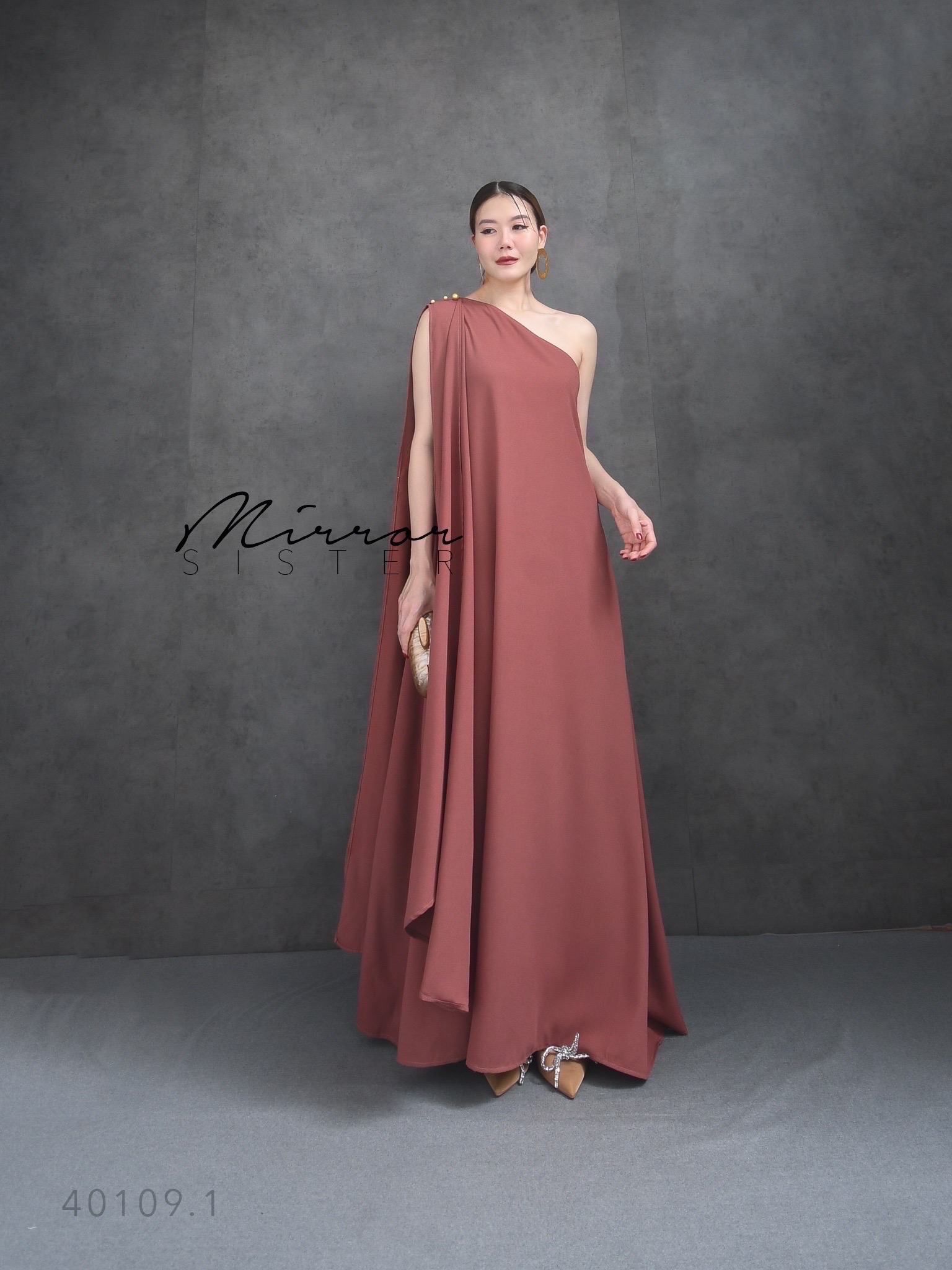 MiRRoRSiSTER's LaPLeX MaXiDReSS•• แมกซี่เดรสแขนกุดไหล่เดียว แพทเทรินทรงสวยมากทรงAปล่อยยาว มีดีเทลหางยาวสามารถนำมาพันที่คอหรือจะปล่อยไปด้านหลังก็สวยเก๋ ช่วงไหล่แต่งกระดุมมุกสีทอง เนื้อผ้าดีทิ้งตัว ใส่สวยหรูให้ความลัคชูว์แน่นอน