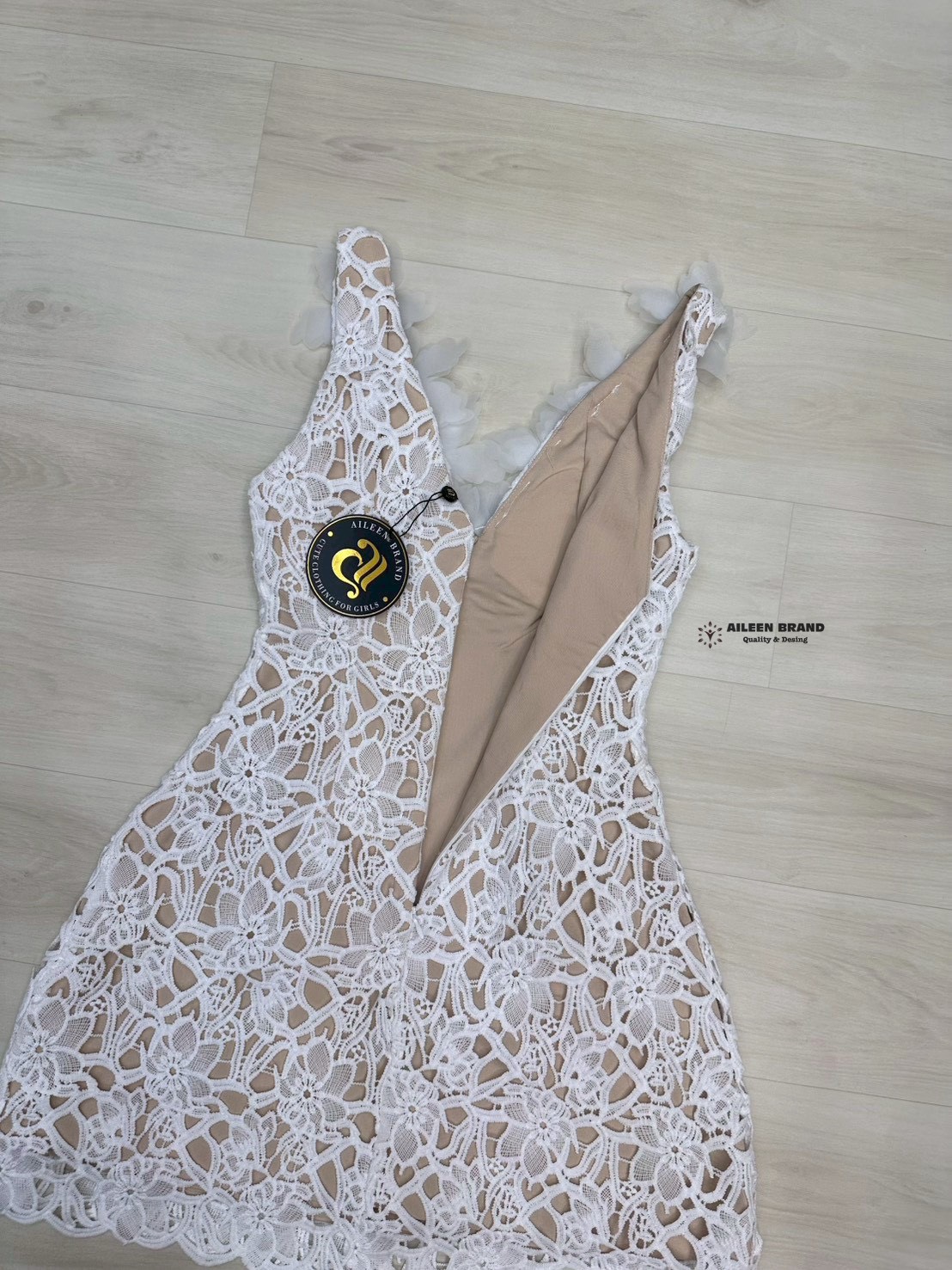 มินิเดรสสีขาว ดีเทลผ้าลูกไม้ทั้งชุด มีซัปในสีครีมมาอย่างดี ไม่ต้องกลัวโป๊ ช่วงอกเสริมฟองน้ำ แต่งดอกไม้ 3D สีขาวบริเวณคอและไหล่ มีคริสตัลติดกลางดอกไม้ (อกเสริมฟองน้ำ) งานสวยเนื้อผ้าดี มีชับใน ซิปหลังซ่อนอย่างดี ใส่ออกมาทรงสวย น่ารักสุดๆ ห้ามพลาดนะคะ