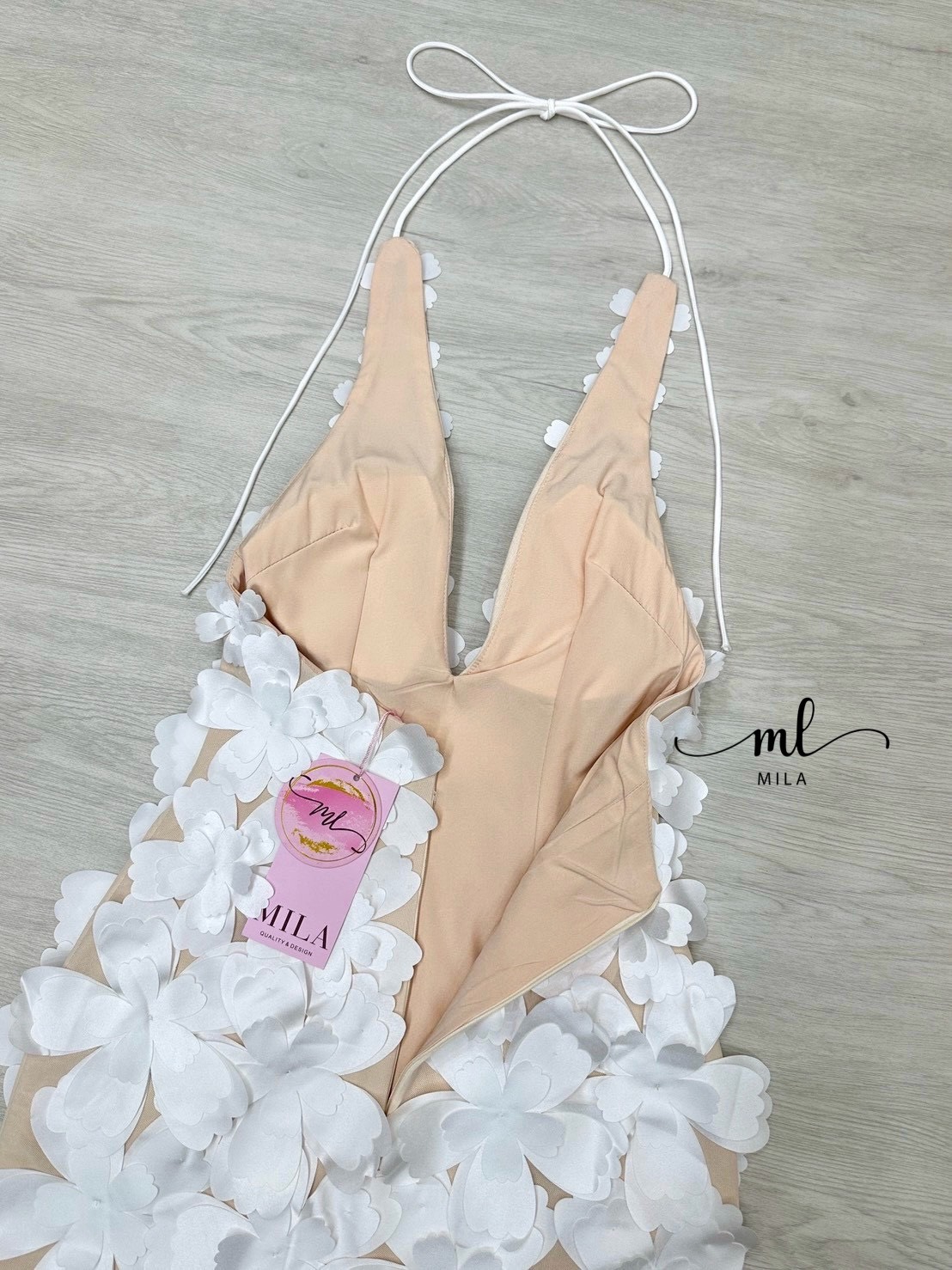 Must-Have Item! มินิเดรสสุดหรูแต่งด้วยดอกไม้ 3 มิติสีขาวนูนเด่นทั่วทั้งชุด บนฐานผ้าสีนู้ดที่ช่วยขับผิวพร้อมดีเทลสายคล้องคอ Halter Neck ที่ปรับได้ โชว์หลังสับ ๆ ( ซิปหลังซ่อนอย่างดี ) ทำให้หุ่นดูเพรียวสวยเป๊ะ! ใส่ไปปาร์ตี้หรือออกเดทก็รับรองว่าเกิดสุดๆ ห้าม