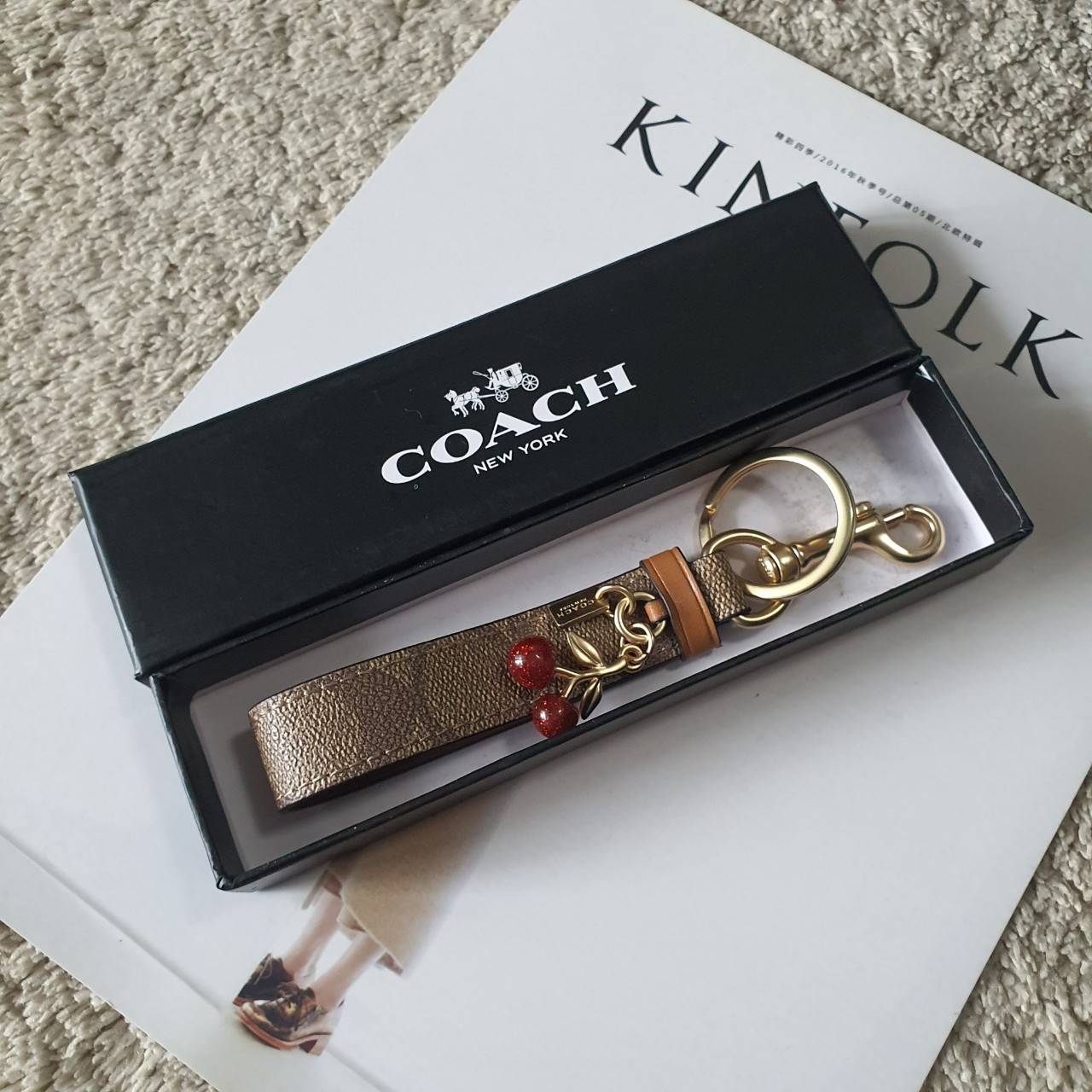 พวงกุญแจไฮโซเรียบหรูดูแพงแบรนด์เนมโค้ชพรีเมี่ยมกิ๊ฟ Coach keyring premium gift สีน้ำตาลลายC COACH TRIGGER SNAP BAG CHARM