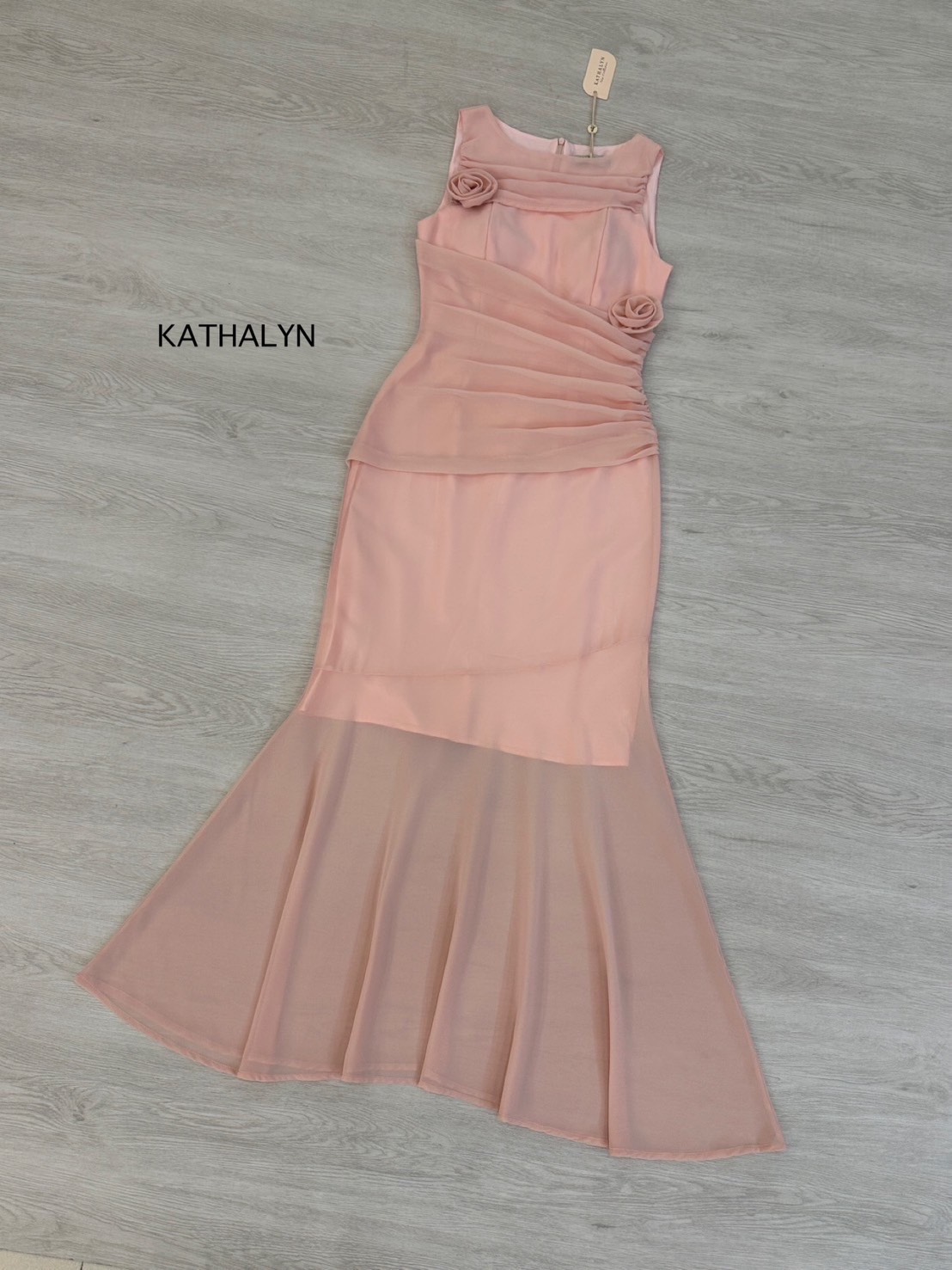 เดรสกระโปรงคอกลม แขนกุด ทรงพอดีตัวใส่กำลังสวย เนื้อผ้าสวยใส่ออกงานหรูหรา สีสวยขับผิว ท่อนหน้าอกและเอวเย็บจับจีบเก๋ๆ มีบลาในตัว ดอกกุหลาบเป็นเข็มกลัดสามารถถอดได้นะคะ ชุดนี้ควรมีติดตู้เพราะใส่ออกได้เข้าสังคมได้หมด