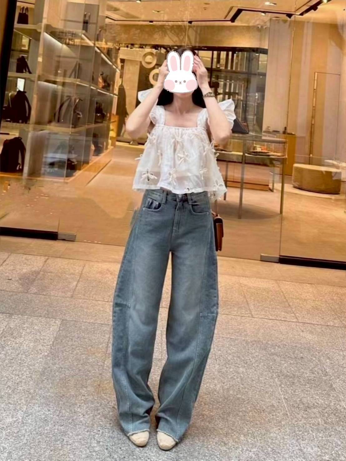 เซท 2 ชิ้น เสื้อน่ารัก ผ้านุ่มใส่สบาย ปักฉลุลายดอก แต่งโบว์ติดมุกอย่างจึ้ง+ มกางเกงยีนส์แท้ฟอก Barrel สุตฮอตในตอนนี้