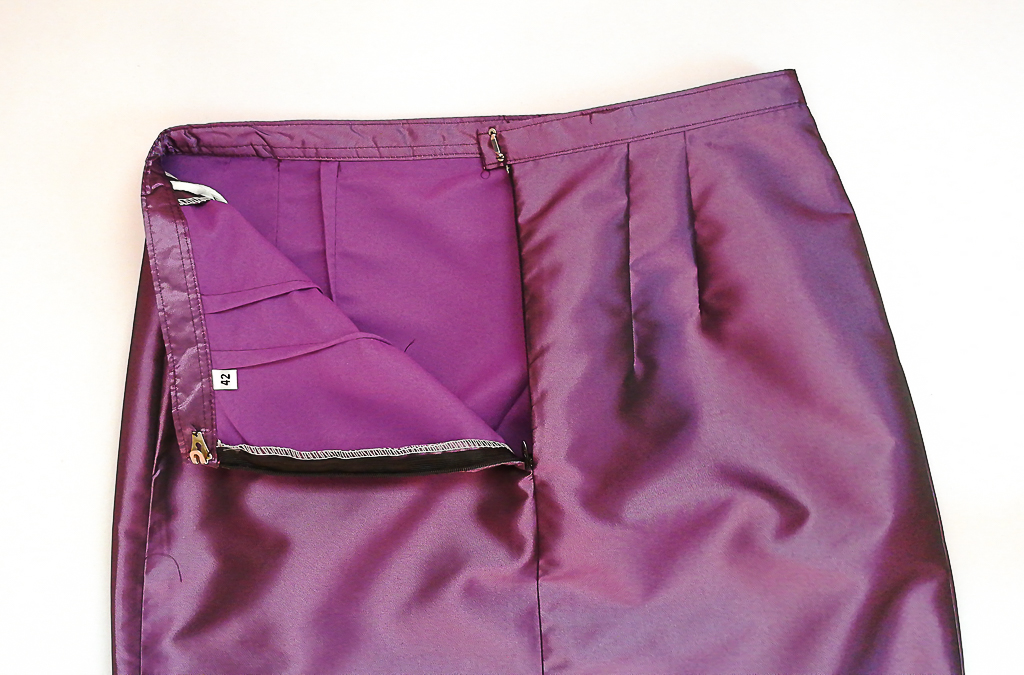 ผ้าถุงไหมสำเร็จรูป (สีม่วง) งานตัดเย็บประณีต อัดผ้ากาวตามสีของผ้าถุง เนื้องานดีเกรด A (รอบเอว 30 นิ้ว)