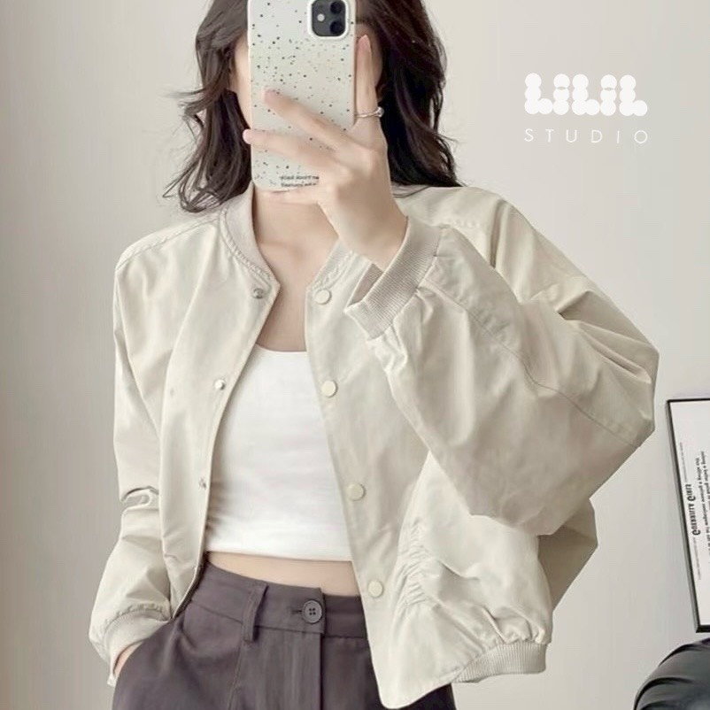 แจ็คเก็ตครอปทรงบอมเบอร์ ดีไซน์มินิมอล เนื้อผ้าพรีเมียมนุ่มเบา จะเท่ก็ได้ หวานก็ดีค่ะ