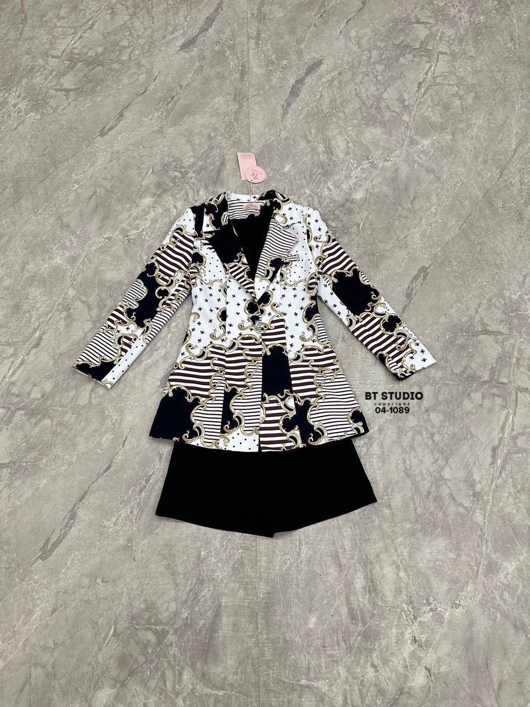 TAG : BT studio DETAIL : เซท 2 ชิ้น เสื้อเบเซอร์แขนยาวคอปก งานพิมพ์ลายตัดลายริ้วสีดำแนวตรง แต่งกระดุมสีดำเม็ดเดียวตรงกลาง ใส่แล้วผอมเพรียว แต่เรียบหรูดูแพงมากกก แมทซ์กับกางเกงขาสั้นสีดำ งานสวยเนื้อผ้าดีคัตติ๊งเป๊ะจ้าาา