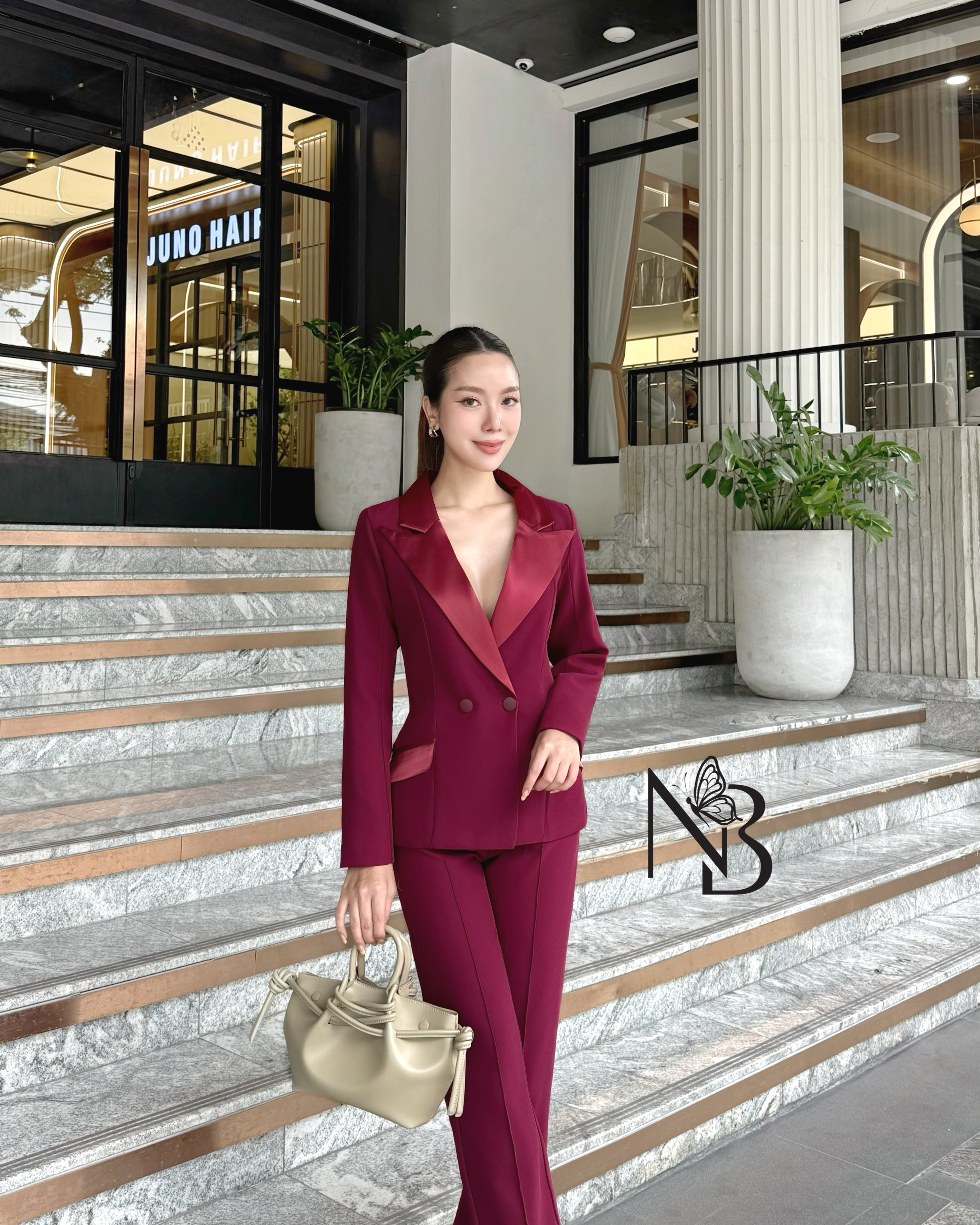 Set สูท2ชิ้น เสื้อแขนยาว+กางเกงขายาว ดีเทลเรียบหรู เสื้อคอปกเงาๆ ทำให้ดูแพง กระดุมสองเม็ด มีกระเป๋าสองข้างใช้งานได้จริง กางเกงเอวสูงนิดนึงกระบอกเล็ก ตีเกล็ดตรงกลาง ซิบซ่อนด้านหลัง มีซัปในทั้งตัว ผ้าหนา นุ่ม ใส่สบายมาก ทรงเกร๋ เข้ารูป ดีไซน์ทันสมัย ใส่แล้ว